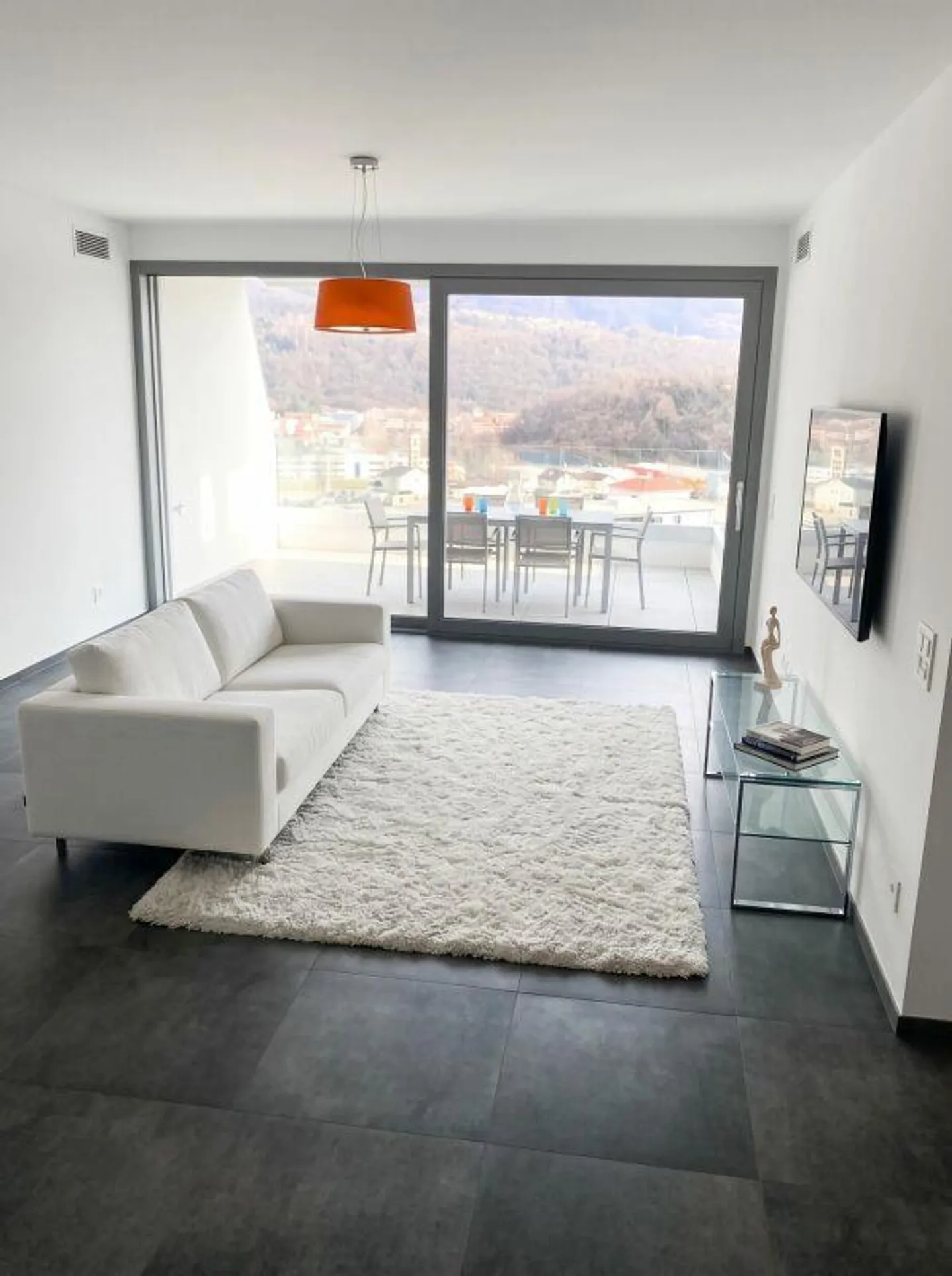 Geräumige 2.5-Zimmer-Wohnung mit Terrasse in Gravesano - Foto 2 von 5