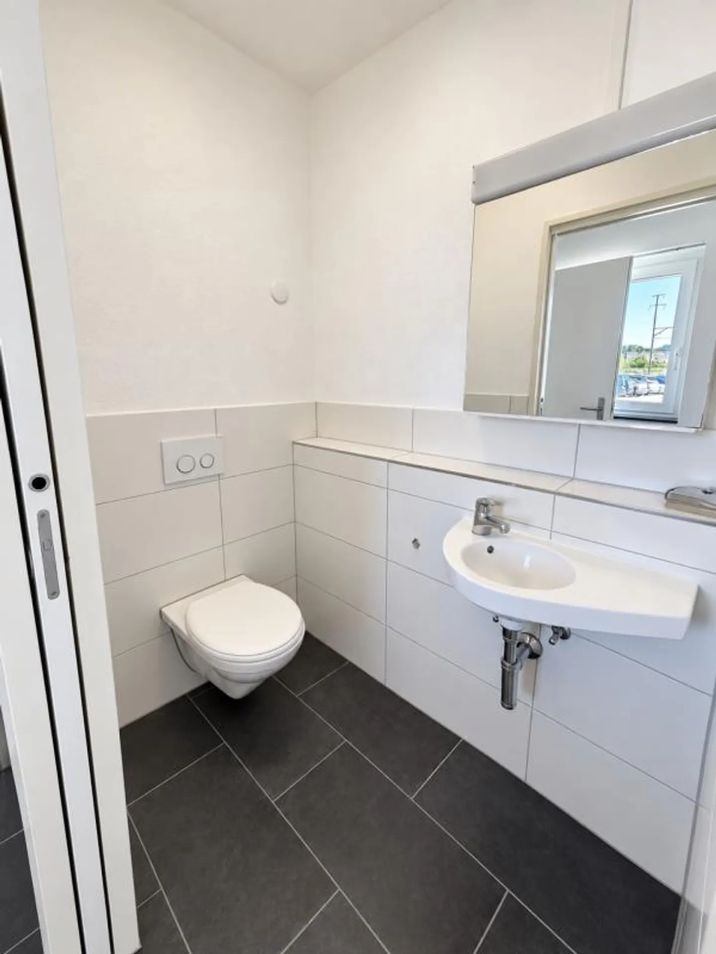Moderne 3.5-Zimmer-Wohnung mit Sitzplatz - Foto 3 von 6