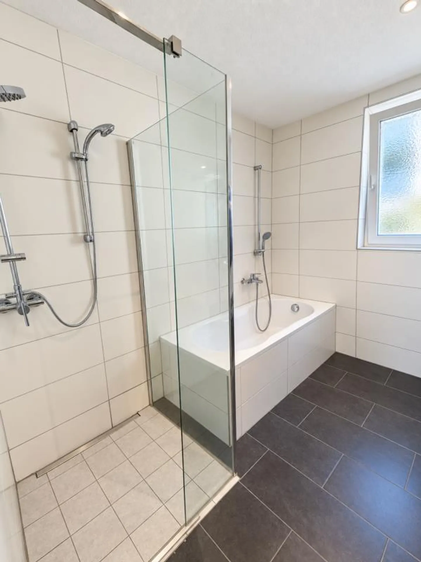 Moderne 3.5-Zimmer-Wohnung mit Sitzplatz - Foto 4 von 6