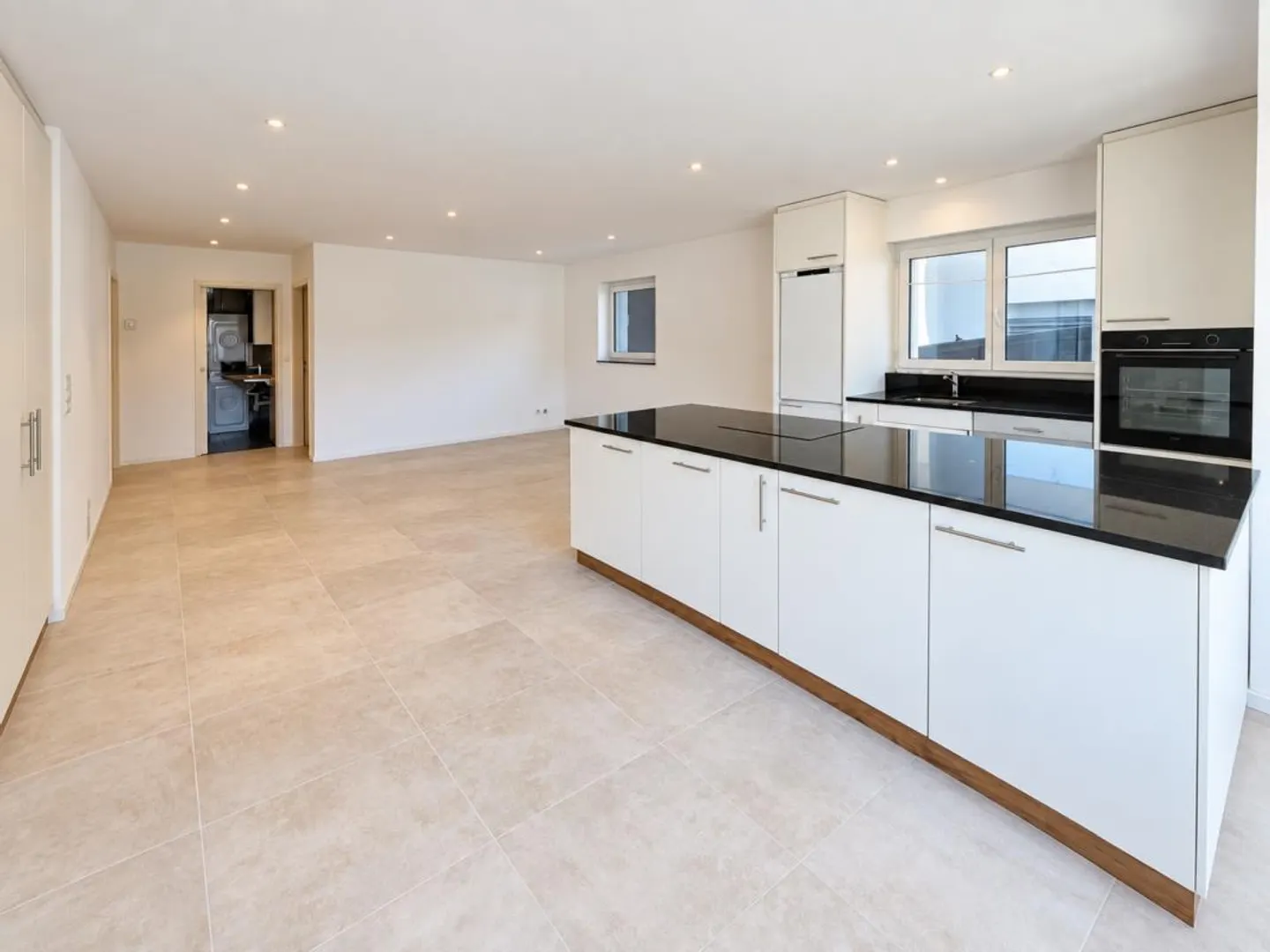 Moderne 3.5-Zimmer-Wohnung mit Sitzplatz - Foto 1 von 6