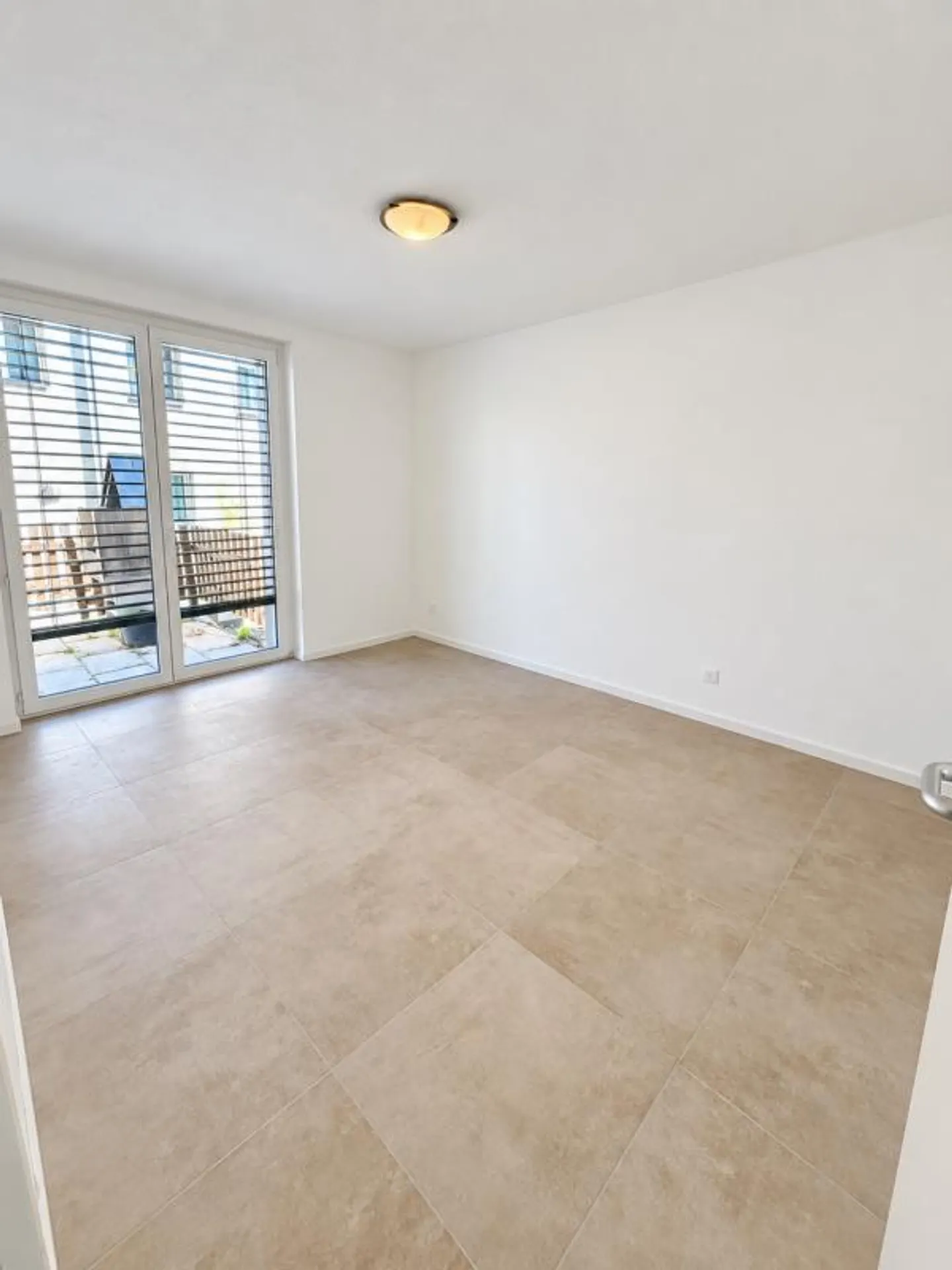 Moderne 3.5-Zimmer-Wohnung mit Sitzplatz - Foto 2 von 6