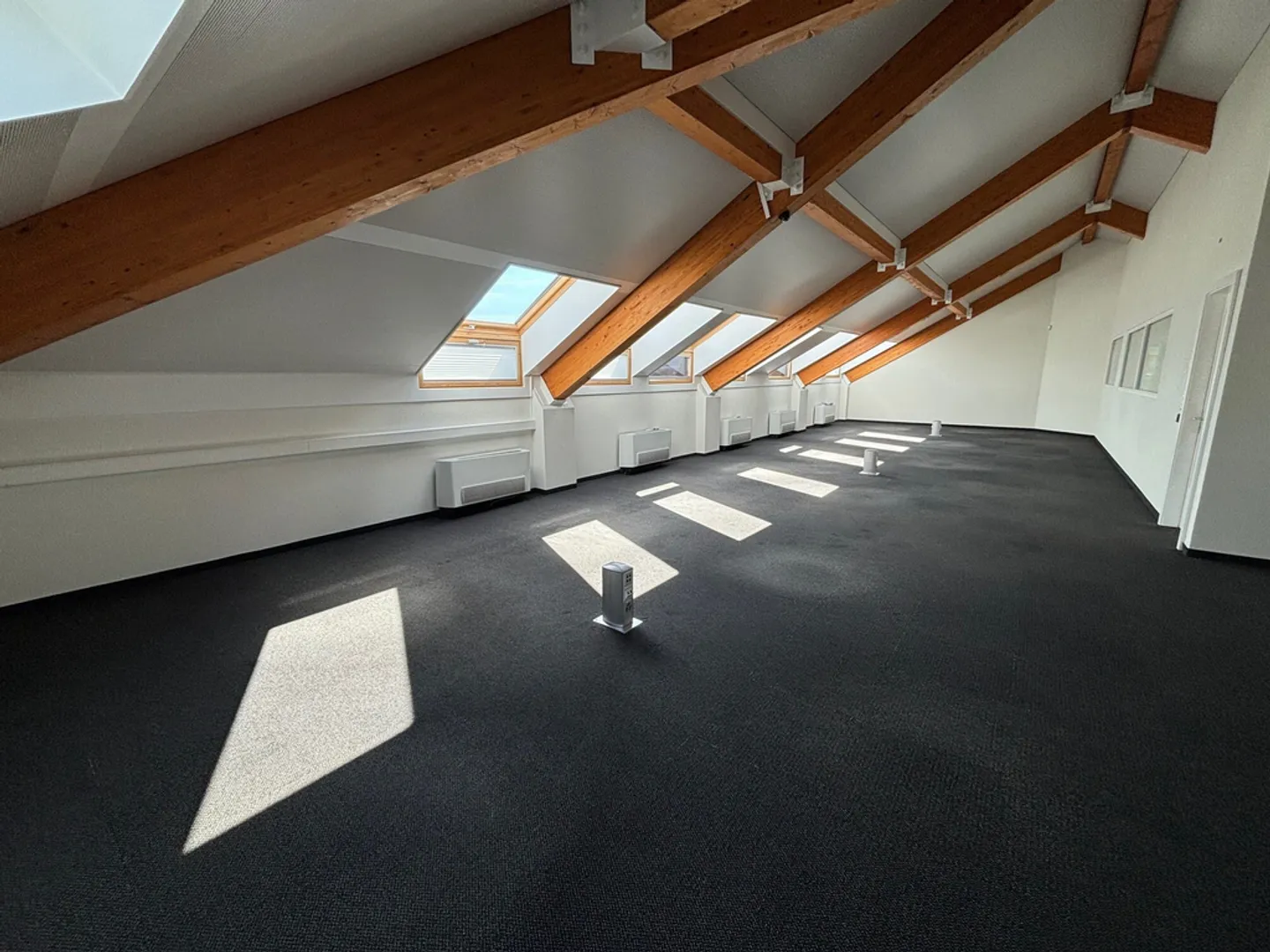 3 Months of Rent FREE - Office of approximately 204 m2 on the 3rd floor - Photo 2 of 12