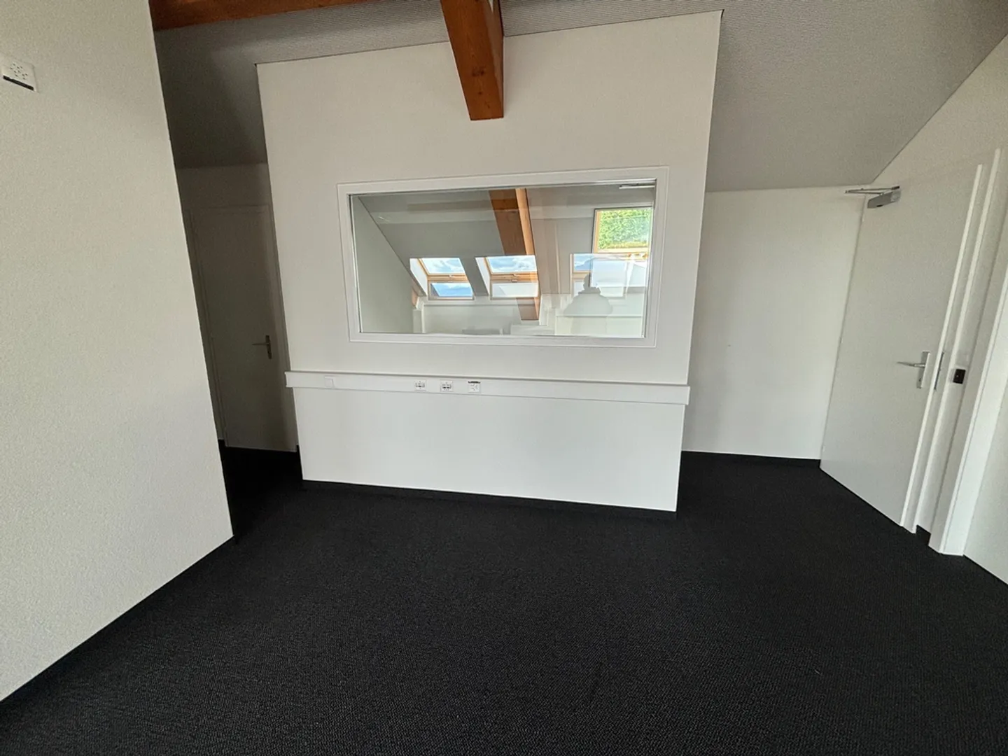 3 Months of Rent FREE - Office of approximately 204 m2 on the 3rd floor - Photo 4 of 12