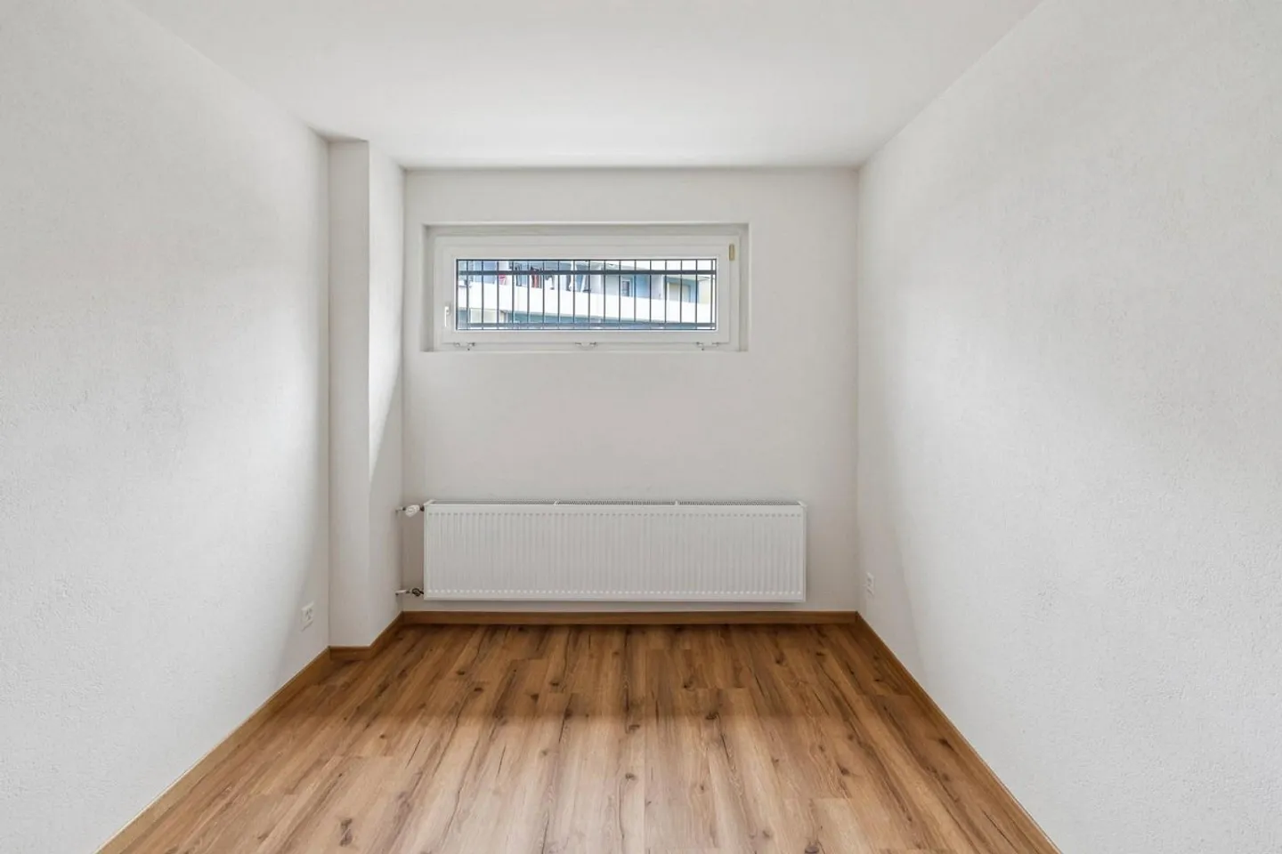 Newly renovated 2.5-room apartment on the ground floor with modern standard - Photo 1 of 10