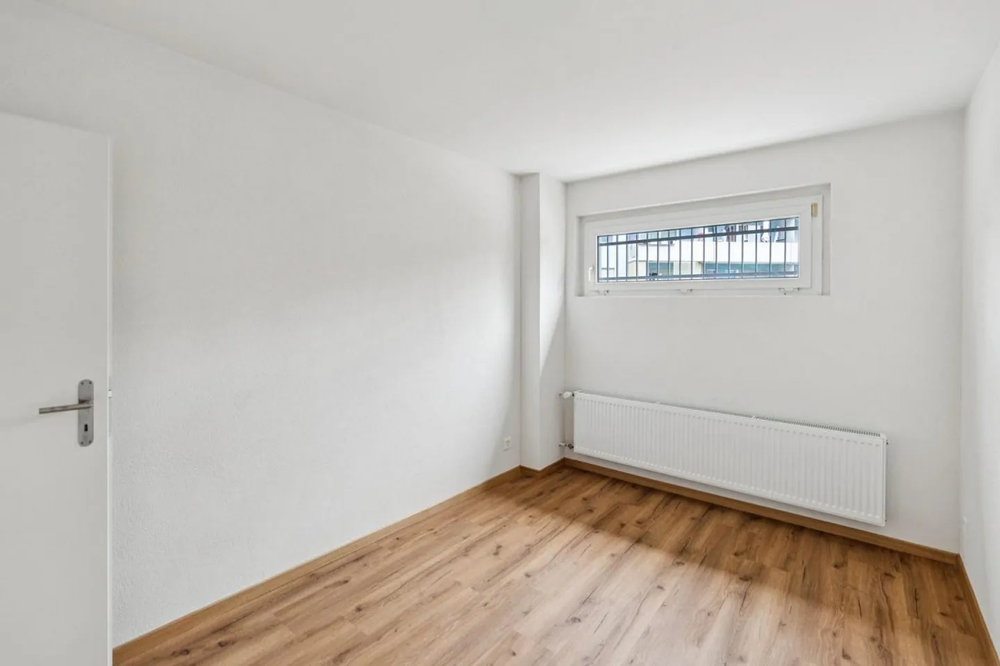 Newly renovated 2.5-room apartment on the ground floor with modern standard - Photo 2 of 10