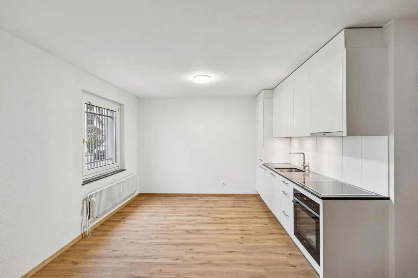 Newly renovated 2.5-room apartment on the ground floor with modern standard - Photo 3 of 10