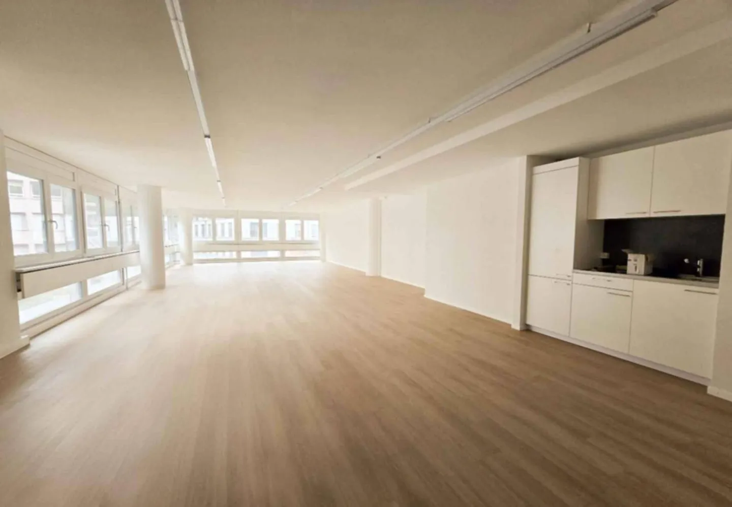Your renovated office cell in the city center with 60 m2 - Photo 3 of 4