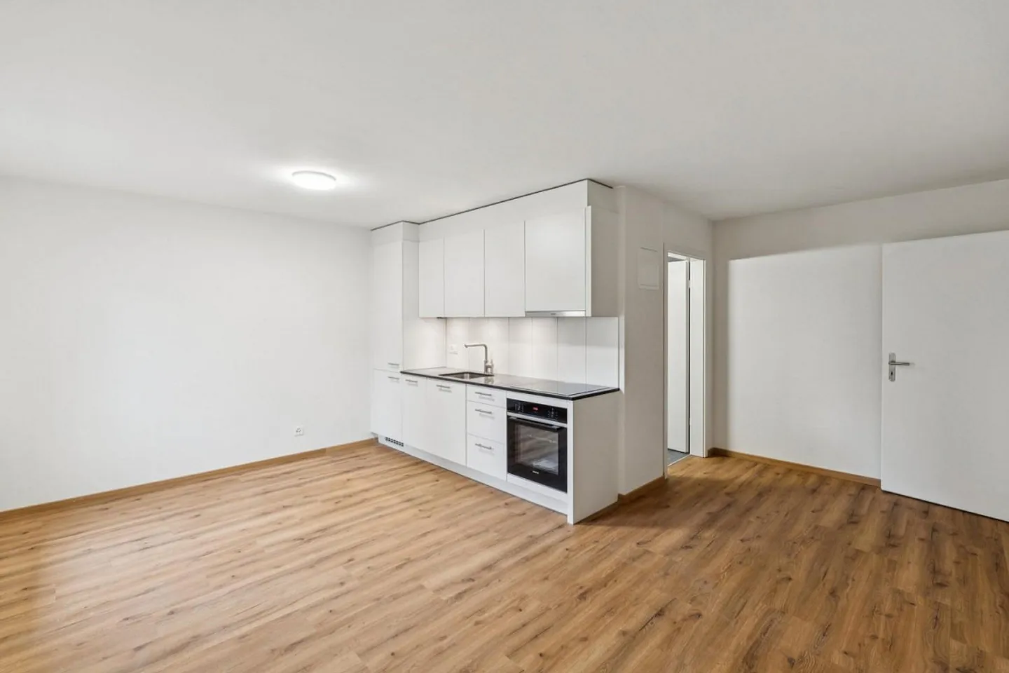 Newly renovated 2.5-room apartment on the ground floor with modern standard - Photo 5 of 10