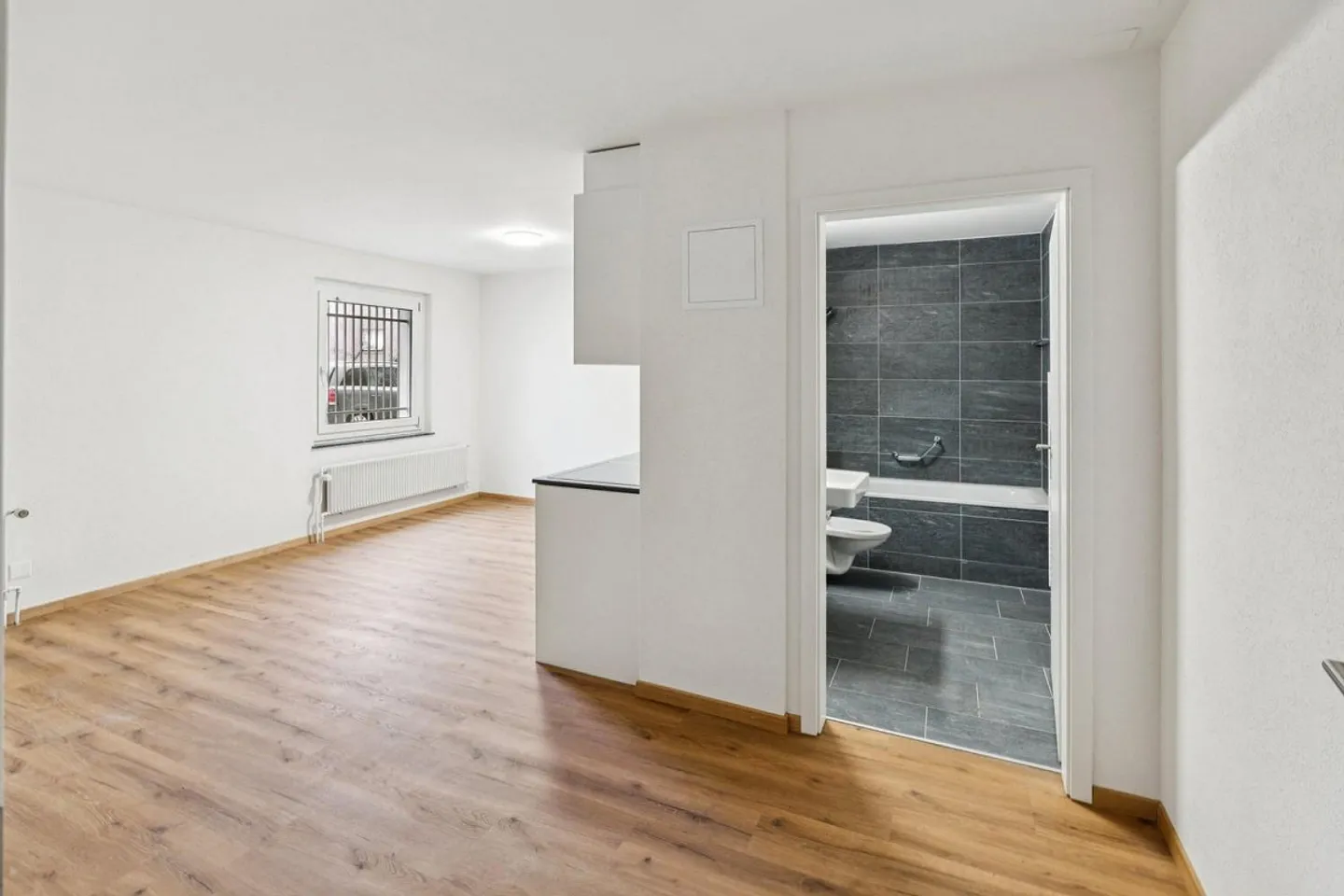 Newly renovated 2.5-room apartment on the ground floor with modern standard - Photo 6 of 10