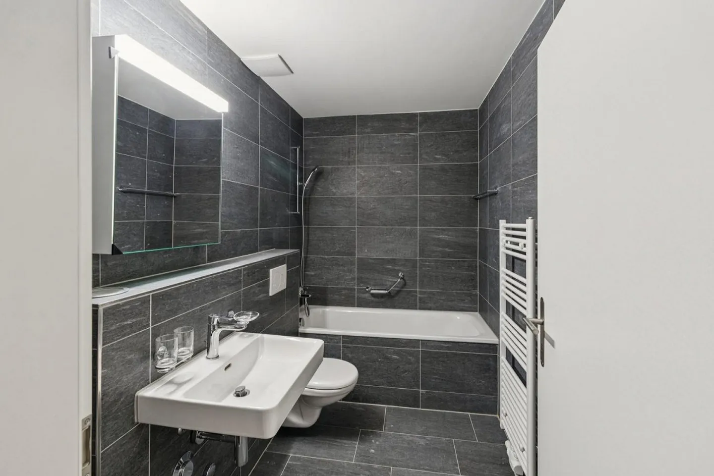 Newly renovated 2.5-room apartment on the ground floor with modern standard - Photo 9 of 10