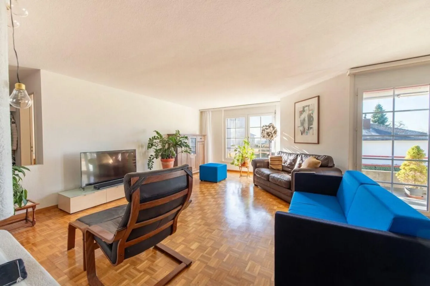 Light-flooded 5.5-room ground floor apartment with plenty of living comfort - Photo 2 of 17