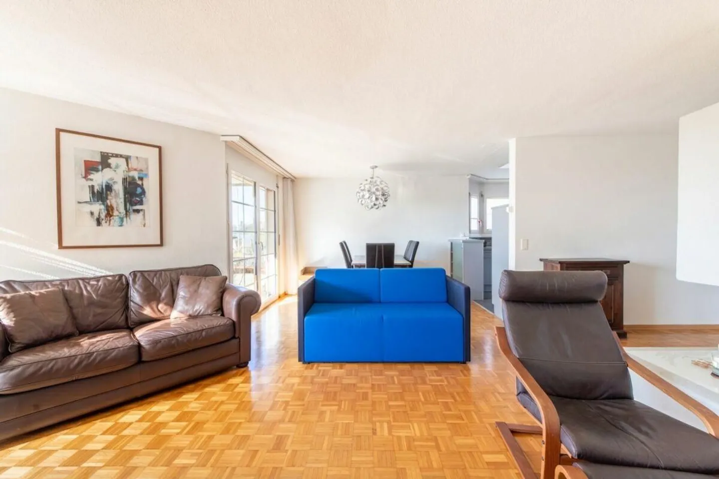 Light-flooded 5.5-room ground floor apartment with plenty of living comfort - Photo 3 of 17