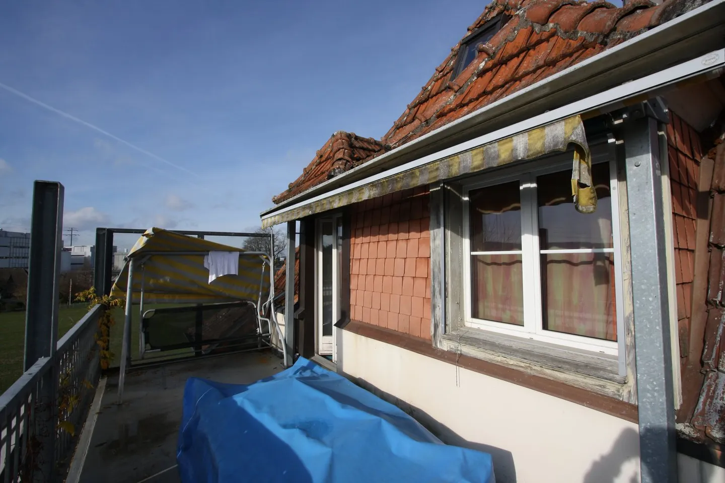 Charming 3-room attic apartment with balcony in Gümligen - Photo 2 of 19