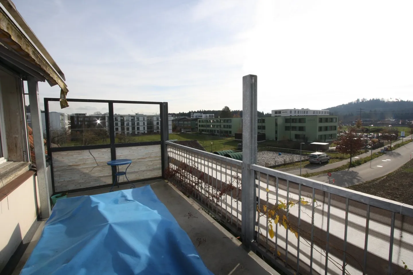 Charming 3-room attic apartment with balcony in Gümligen - Photo 3 of 19