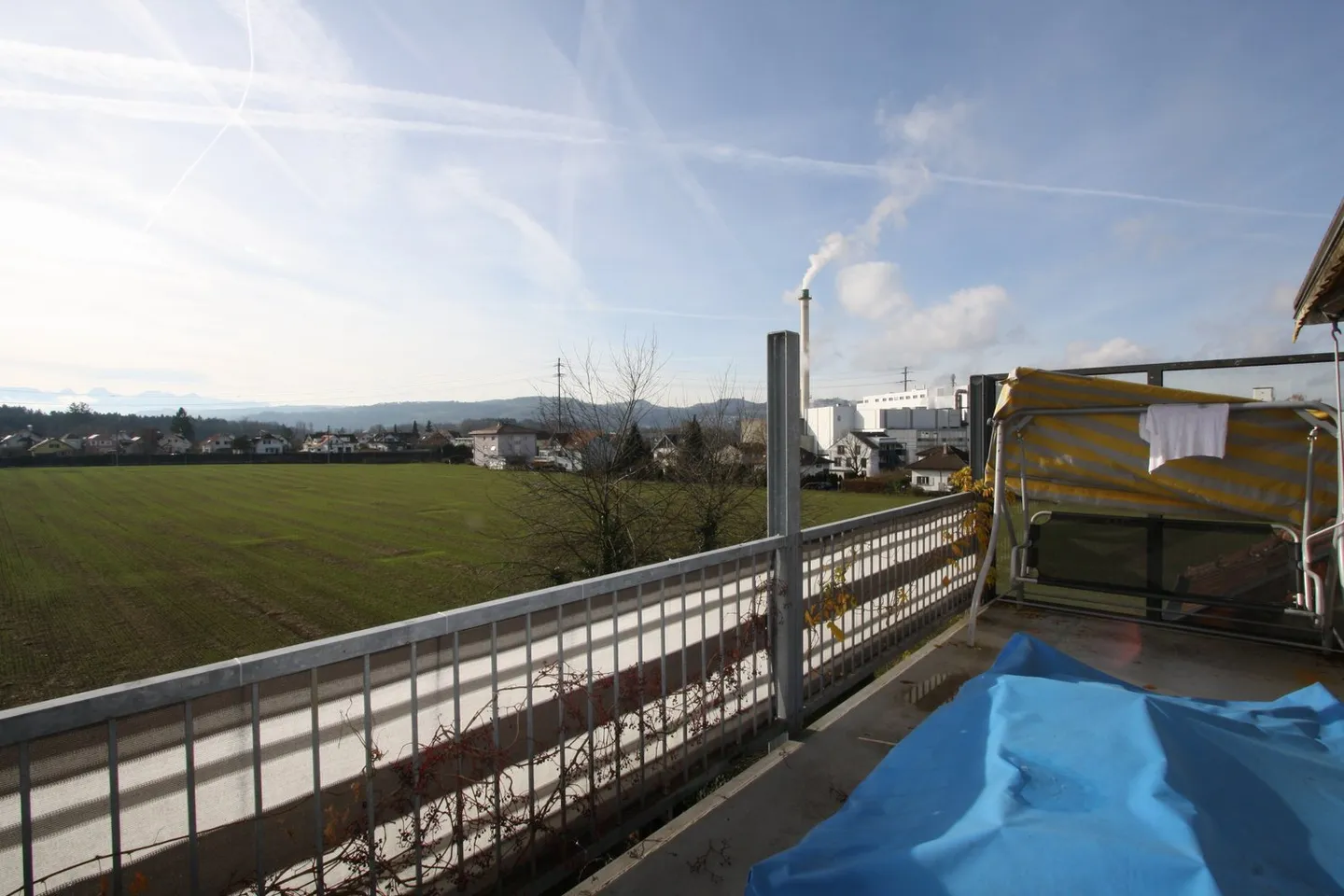 Charming 3-room attic apartment with balcony in Gümligen - Photo 4 of 19