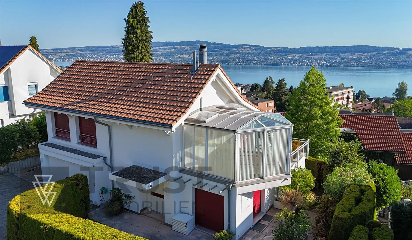 Wohnen über dem Zürichsee – mit Weitsicht und viel Raum. - Foto 1 di 11