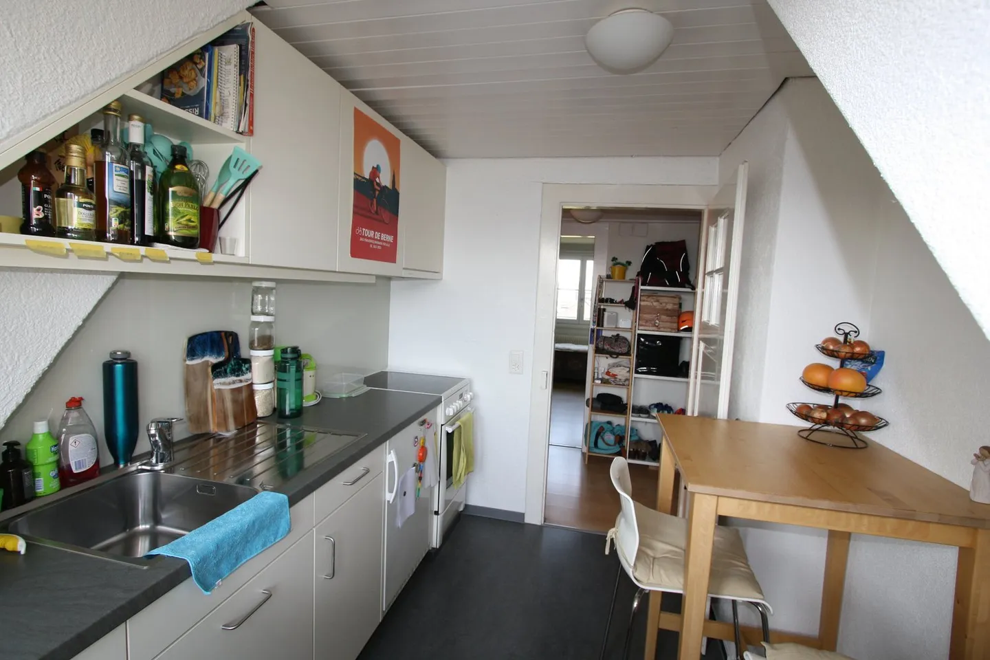 Charming 3-room attic apartment with balcony in Gümligen - Photo 17 of 19