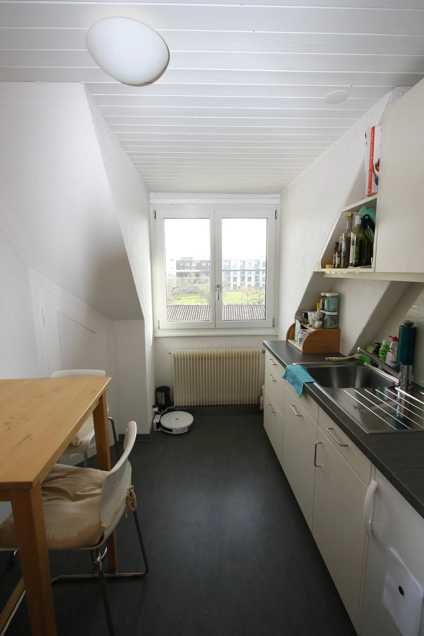 Charming 3-room attic apartment with balcony in Gümligen - Photo 18 of 19