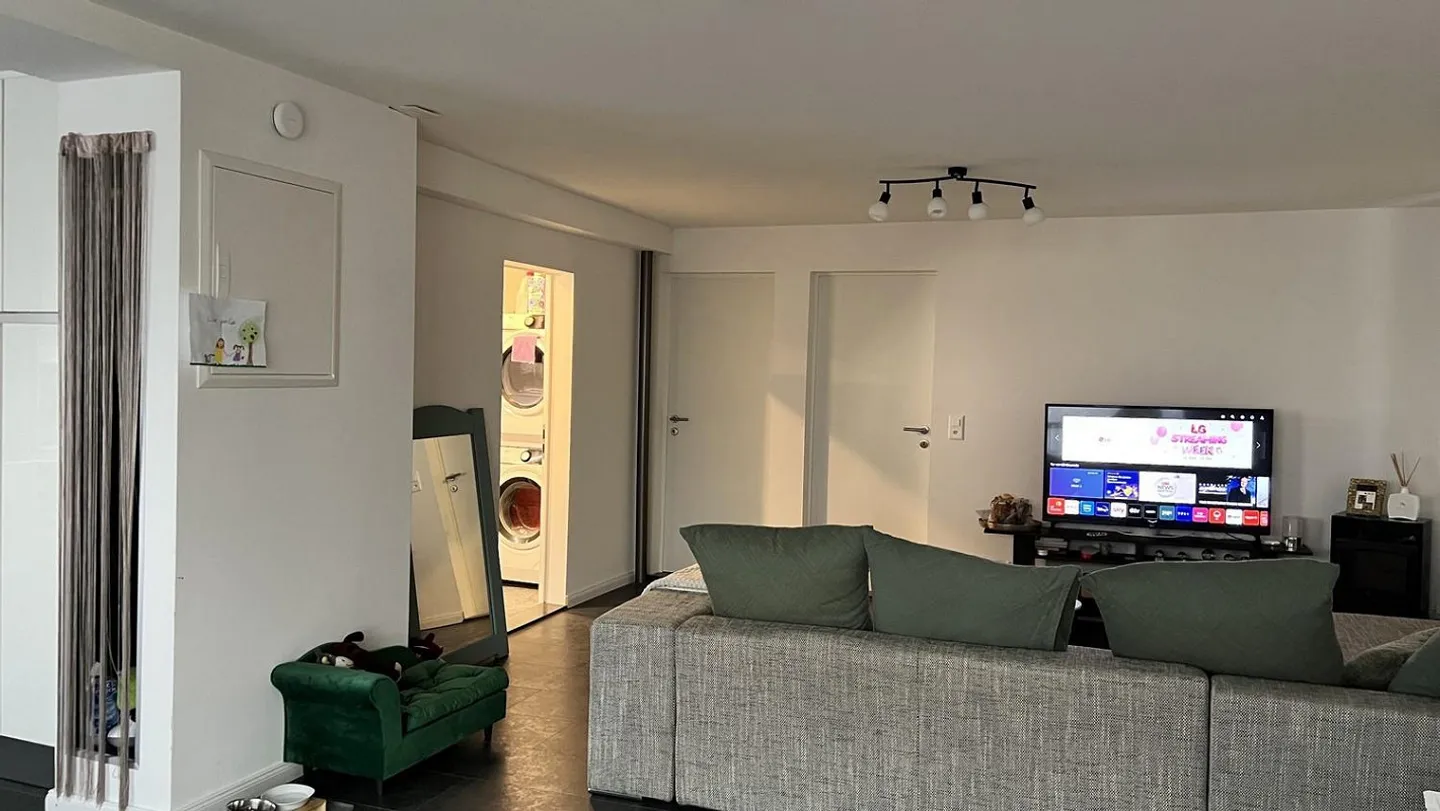 Cercasi subentrante: spazioso appartamento di 3,5 locali a Mettmenstetten - Foto 1 di 8