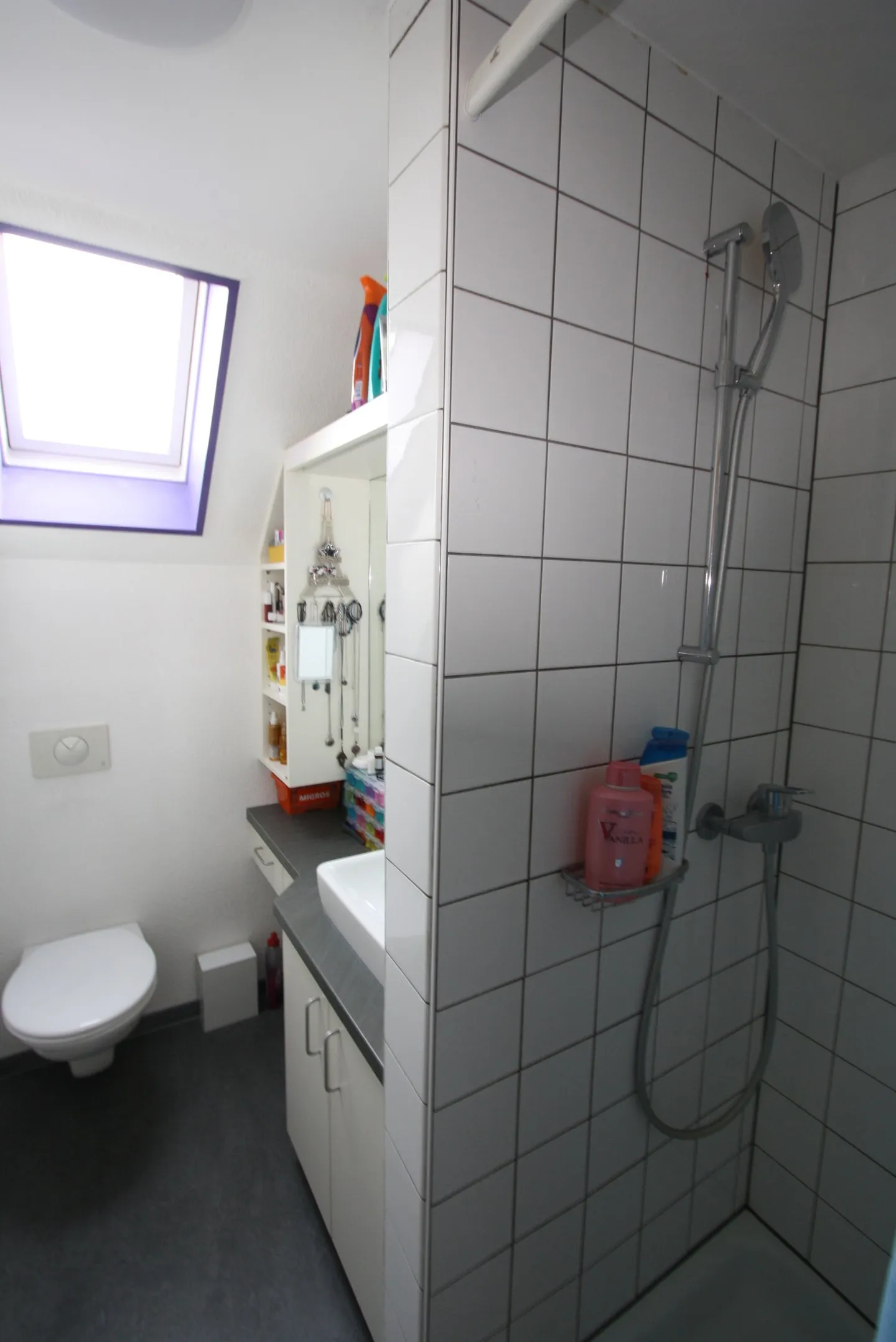 Charming 3-room attic apartment with balcony in Gümligen - Photo 14 of 19