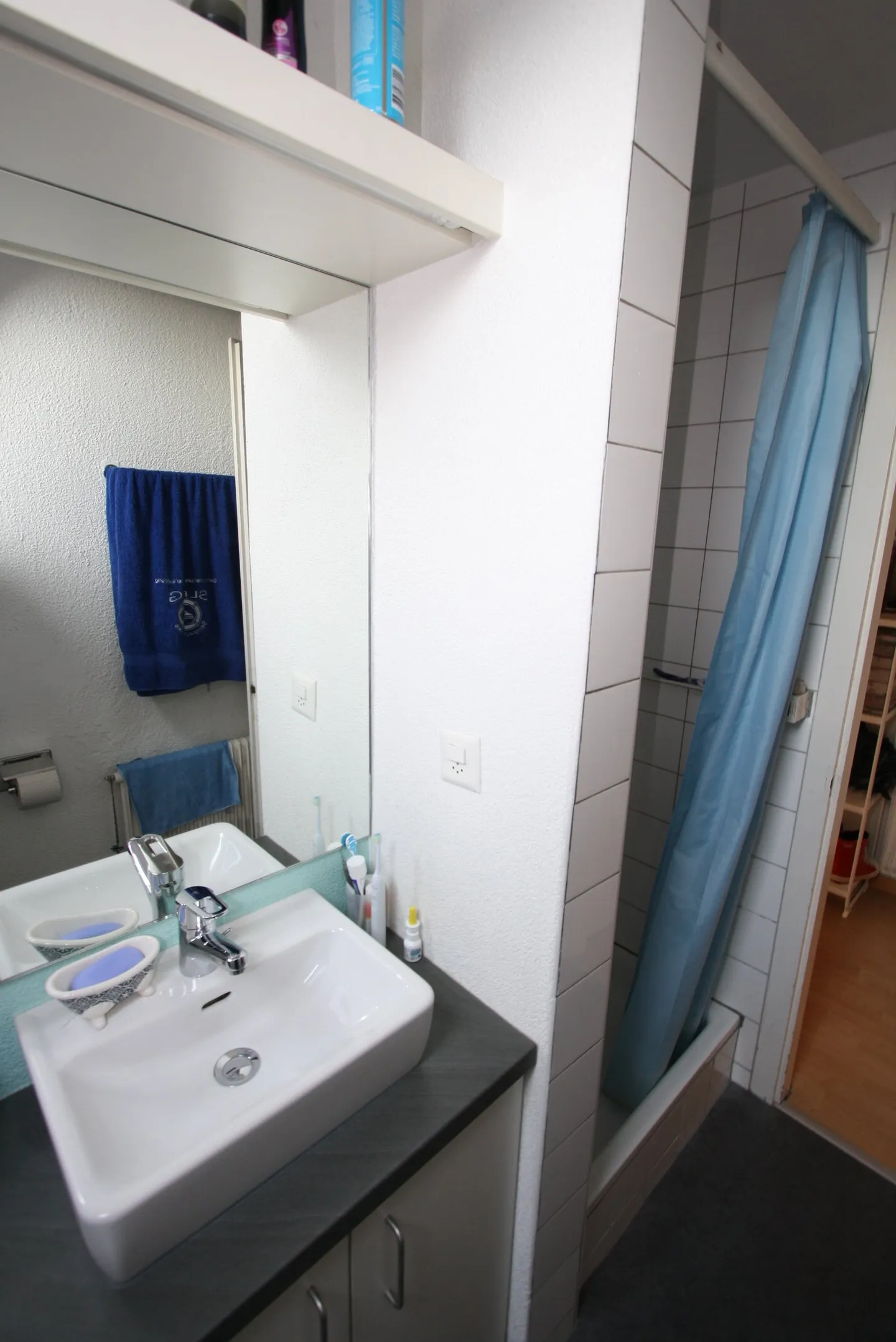 Charming 3-room attic apartment with balcony in Gümligen - Photo 15 of 19