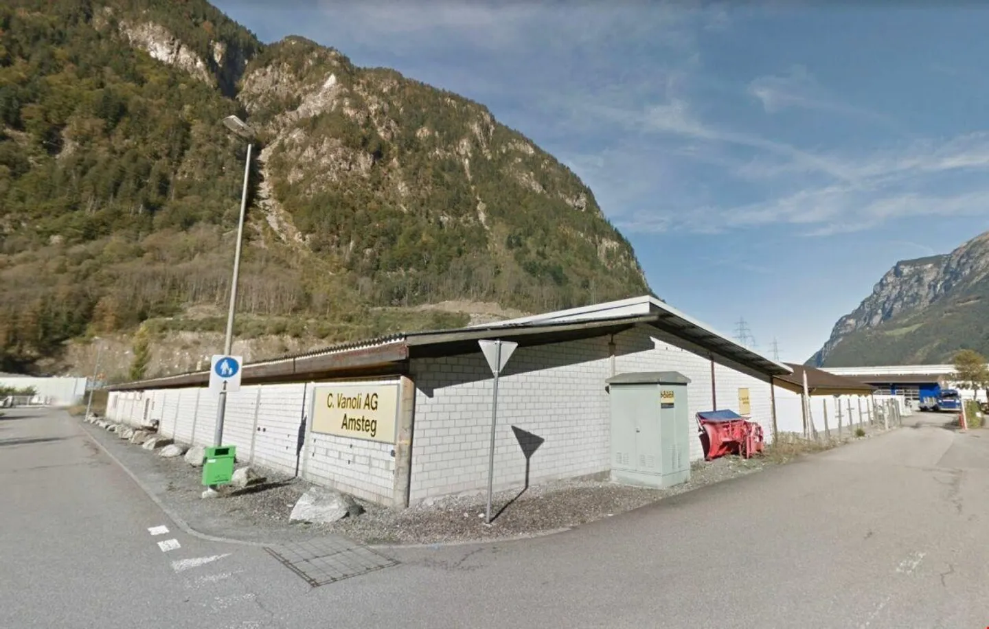 Capannone commerciale e edificio per uffici - Foto 2 di 7