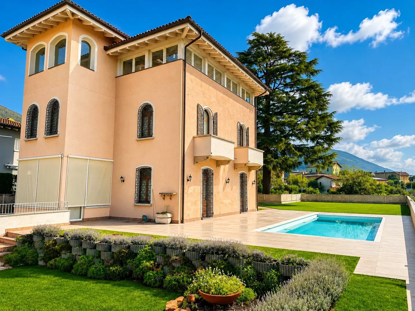 Elegante Villa mit Pool in Balerna - Foto 1 von 8