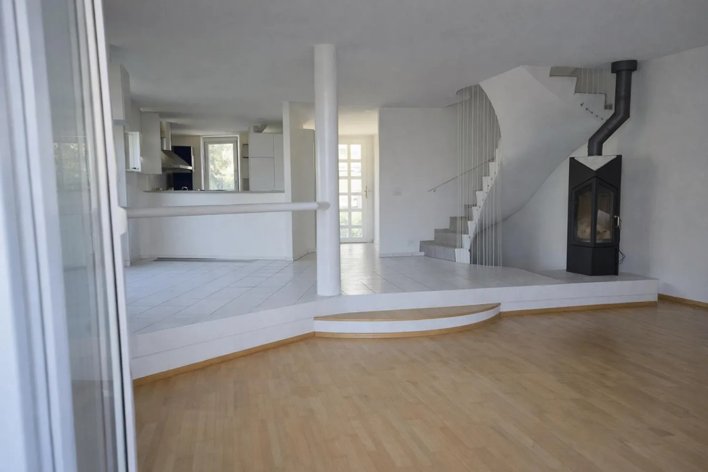 Maison de ville d'angle, 5.5 pièces et salle de loisirs avec grand jardin et place de parking incluse - Photo 1 sur 23