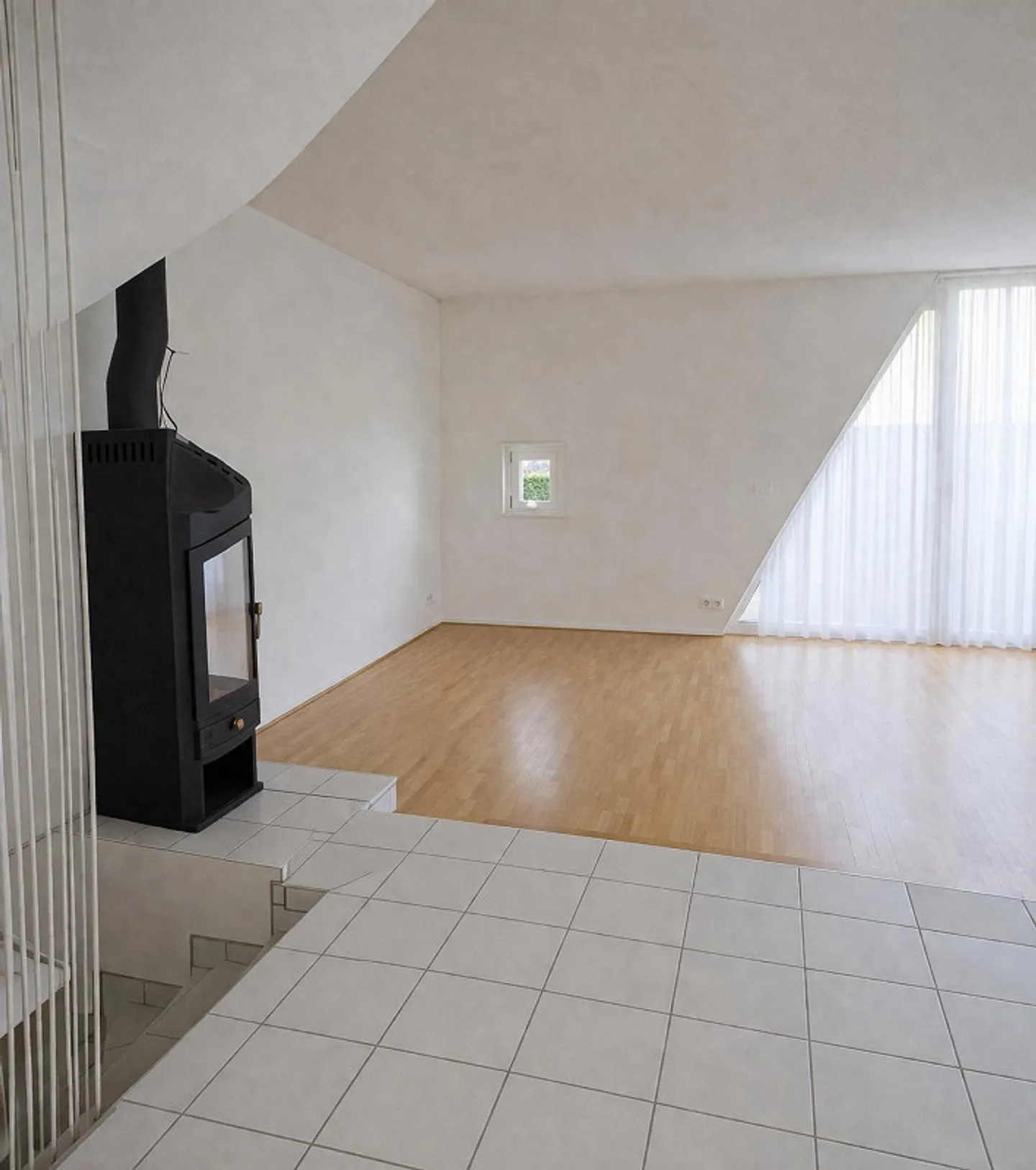 Maison de ville d'angle, 5.5 pièces et salle de loisirs avec grand jardin et place de parking incluse - Photo 3 sur 23