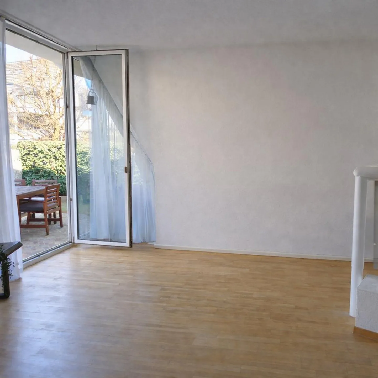 Maison de ville d'angle, 5.5 pièces et salle de loisirs avec grand jardin et place de parking incluse - Photo 4 sur 23