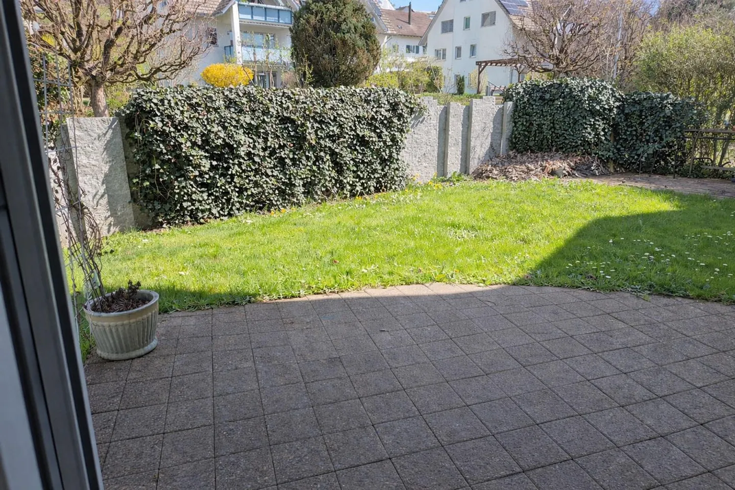 Maison de ville d'angle, 5.5 pièces et salle de loisirs avec grand jardin et place de parking incluse - Photo 7 sur 23