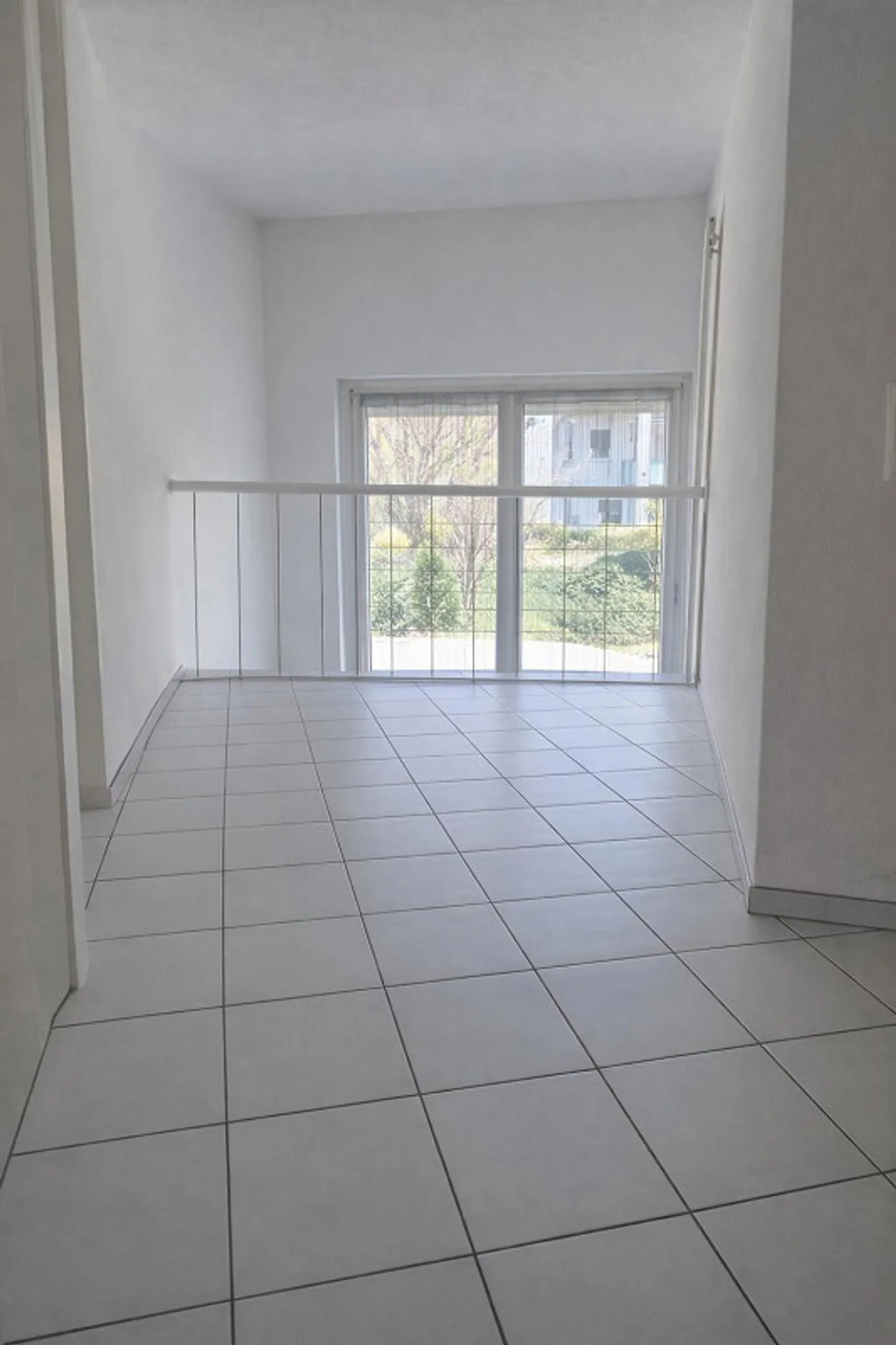 Maison de ville d'angle, 5.5 pièces et salle de loisirs avec grand jardin et place de parking incluse - Photo 12 sur 23