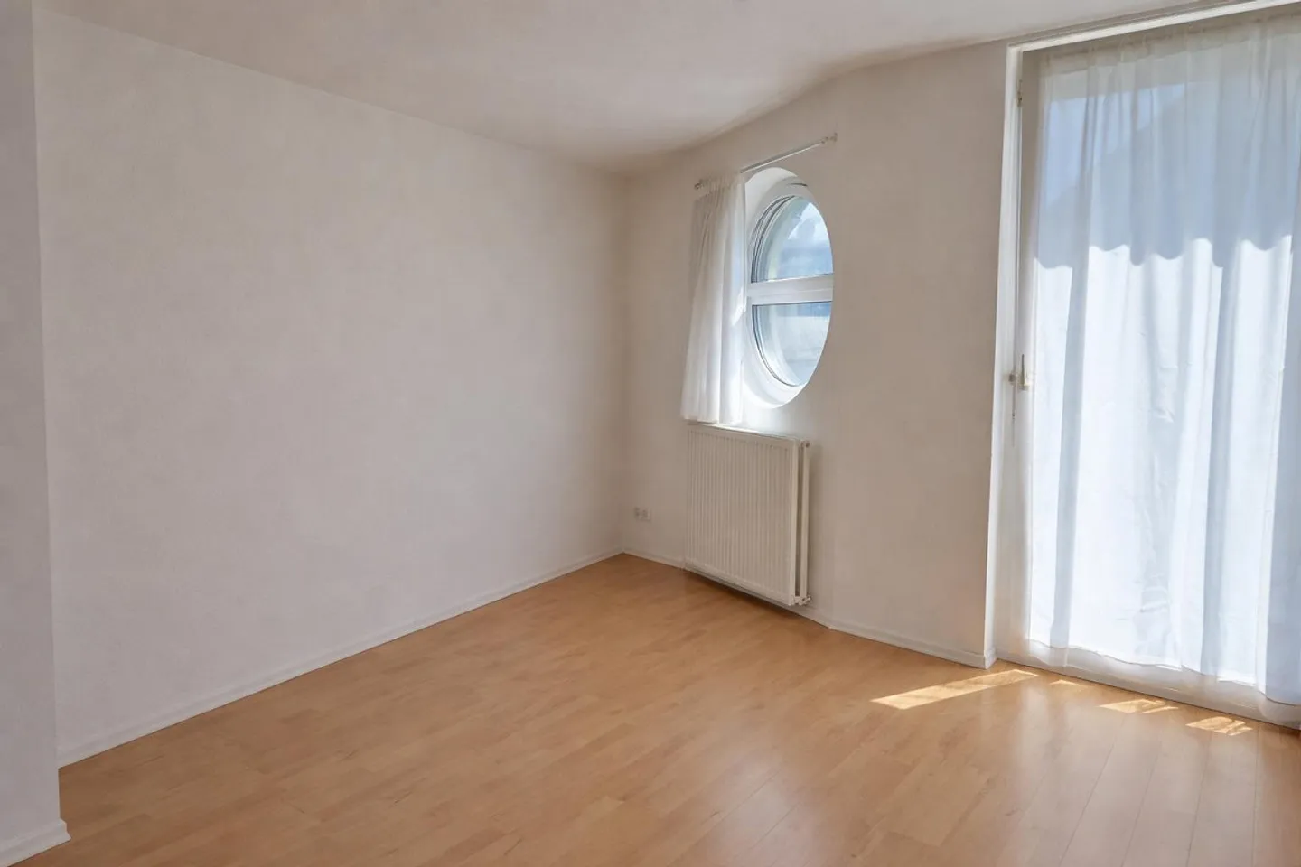 Maison de ville d'angle, 5.5 pièces et salle de loisirs avec grand jardin et place de parking incluse - Photo 13 sur 23