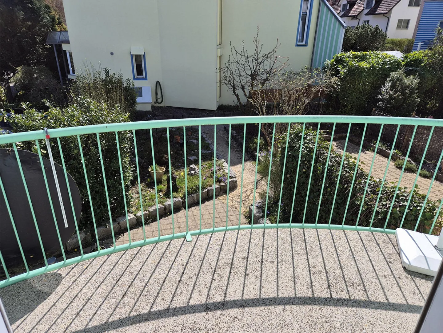 Maison de ville d'angle, 5.5 pièces et salle de loisirs avec grand jardin et place de parking incluse - Photo 14 sur 23