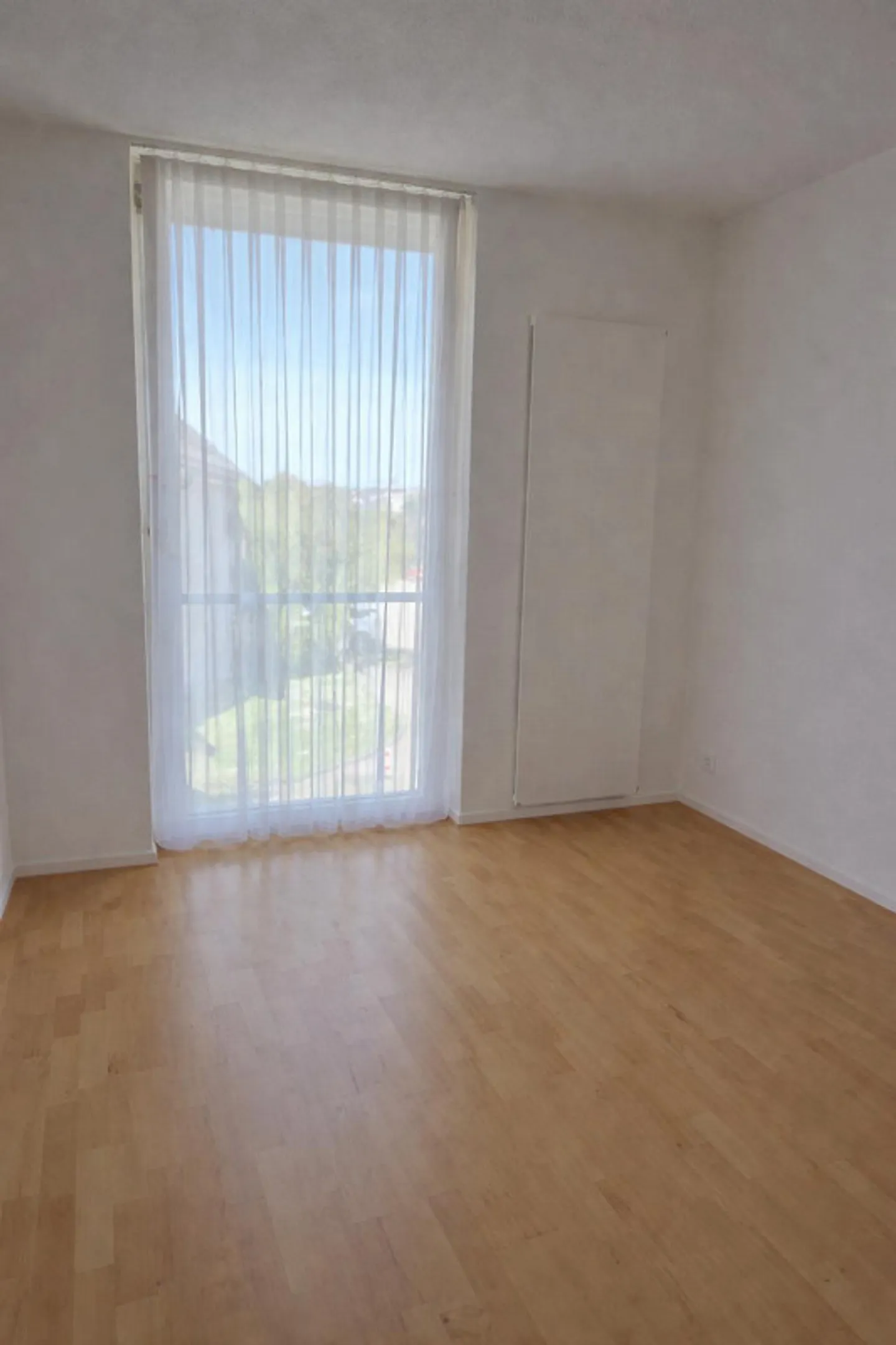 Maison de ville d'angle, 5.5 pièces et salle de loisirs avec grand jardin et place de parking incluse - Photo 15 sur 23