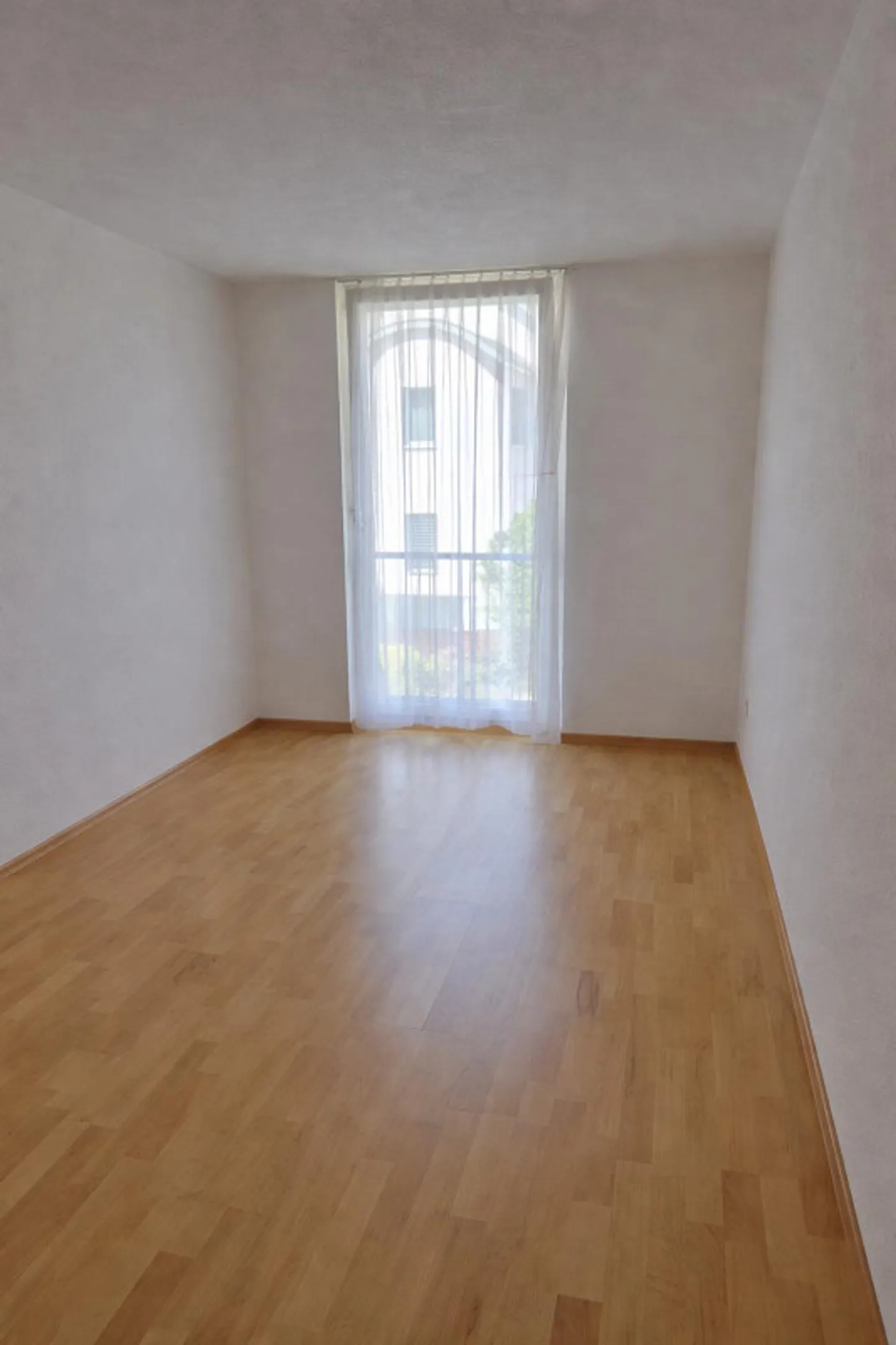 Maison de ville d'angle, 5.5 pièces et salle de loisirs avec grand jardin et place de parking incluse - Photo 16 sur 23