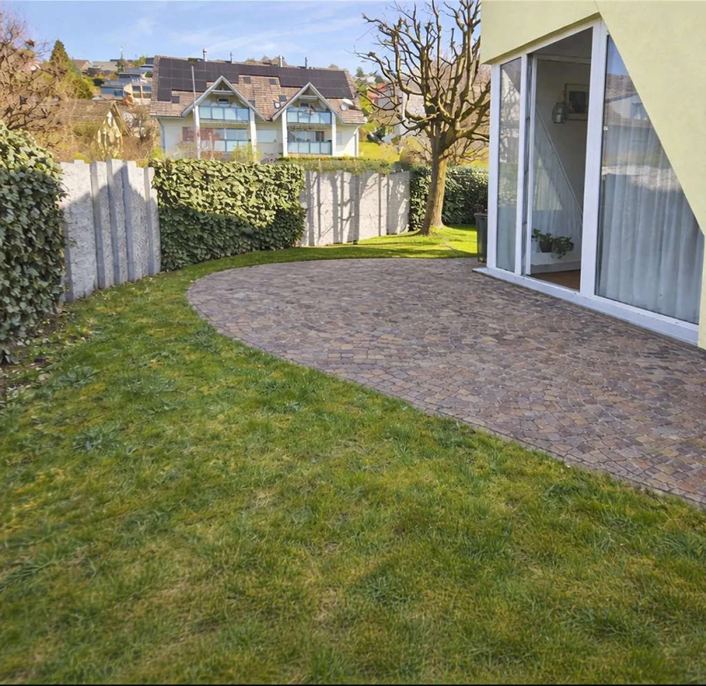 Maison de ville d'angle, 5.5 pièces et salle de loisirs avec grand jardin et place de parking incluse - Photo 5 sur 23