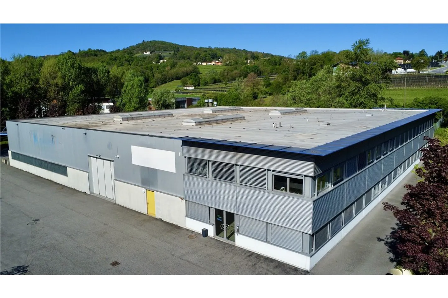 Industrial building with expansion potential - Photo 1 of 13