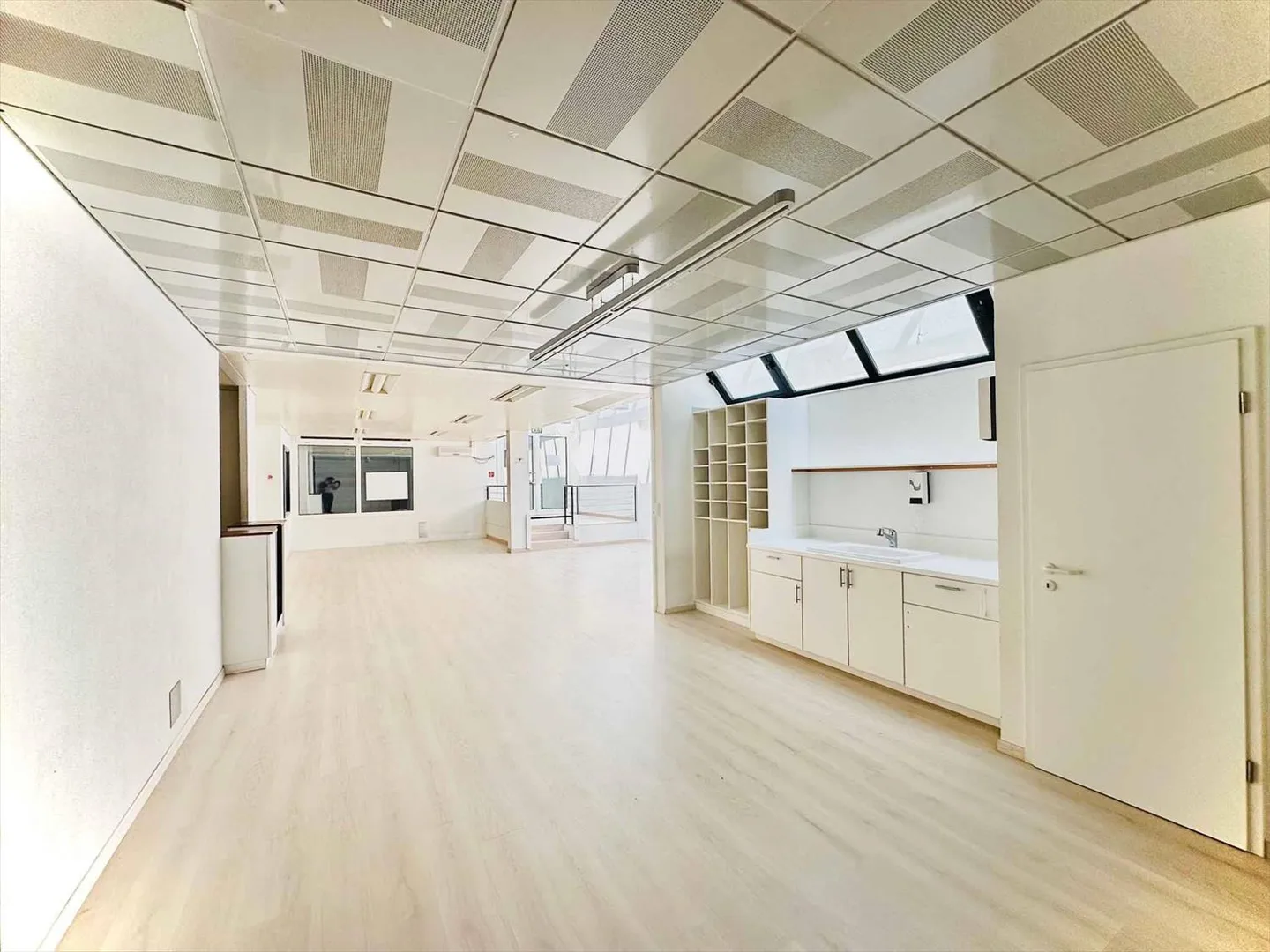 Arcade, Showroom, 181 m2 spazio commerciale in affitto a Nyon - Foto 2 di 5