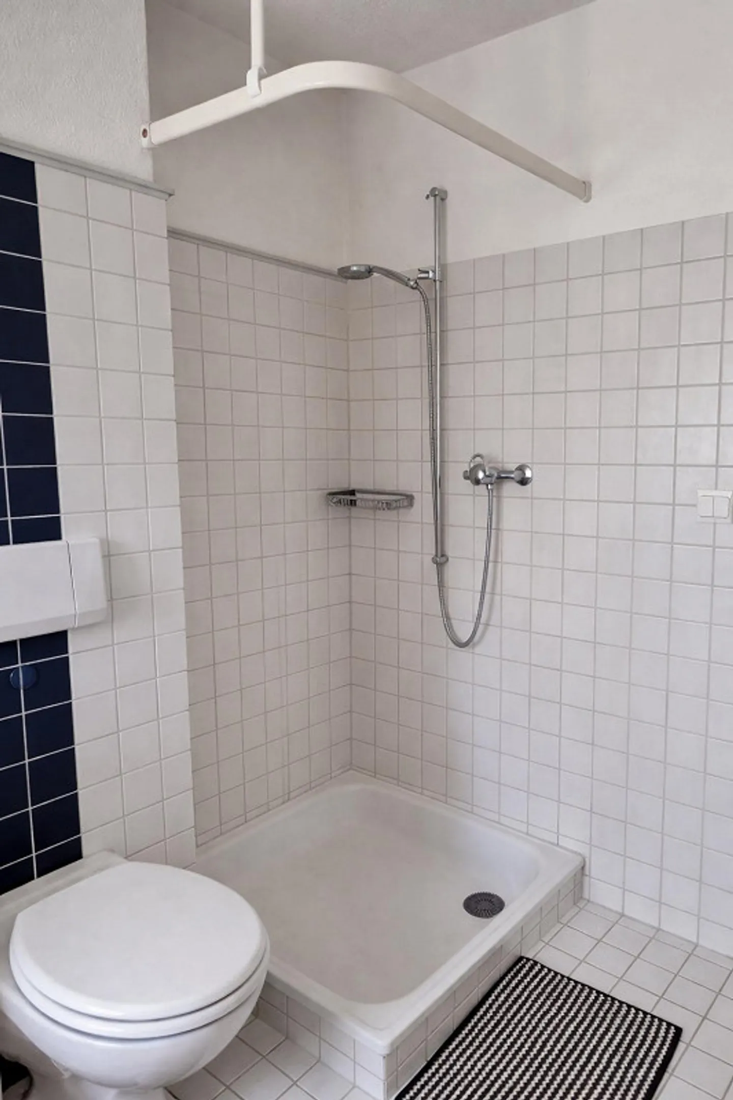 Maison de ville d'angle, 5.5 pièces et salle de loisirs avec grand jardin et place de parking incluse - Photo 18 sur 23