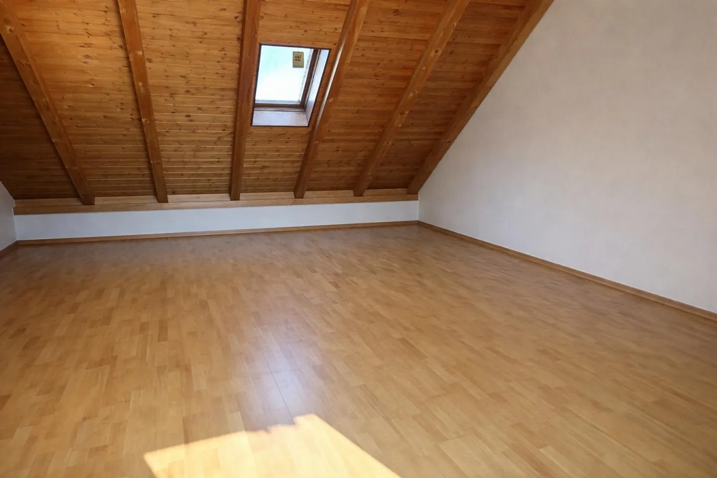 Maison de ville d'angle, 5.5 pièces et salle de loisirs avec grand jardin et place de parking incluse - Photo 19 sur 23