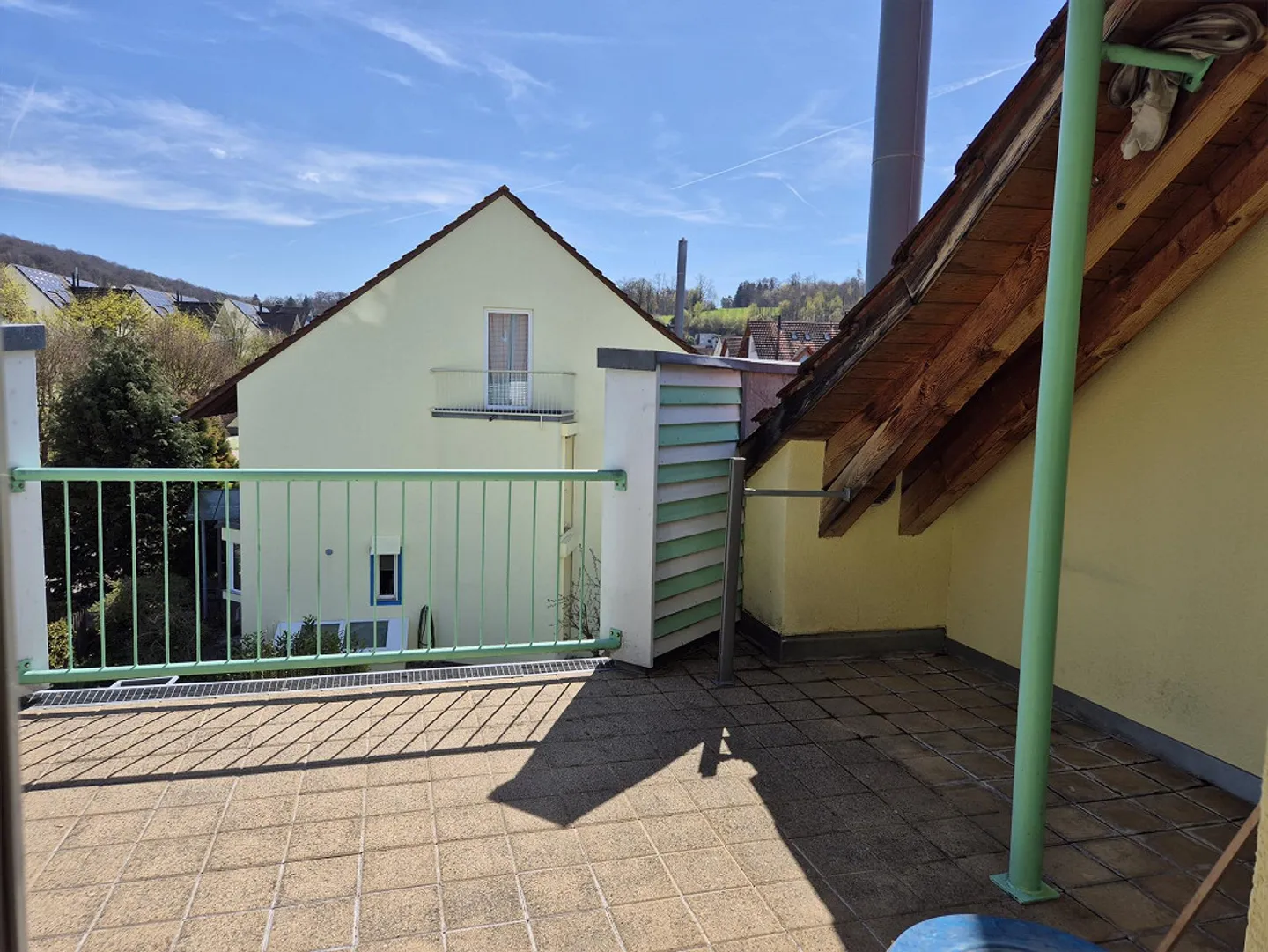 Maison de ville d'angle, 5.5 pièces et salle de loisirs avec grand jardin et place de parking incluse - Photo 20 sur 23