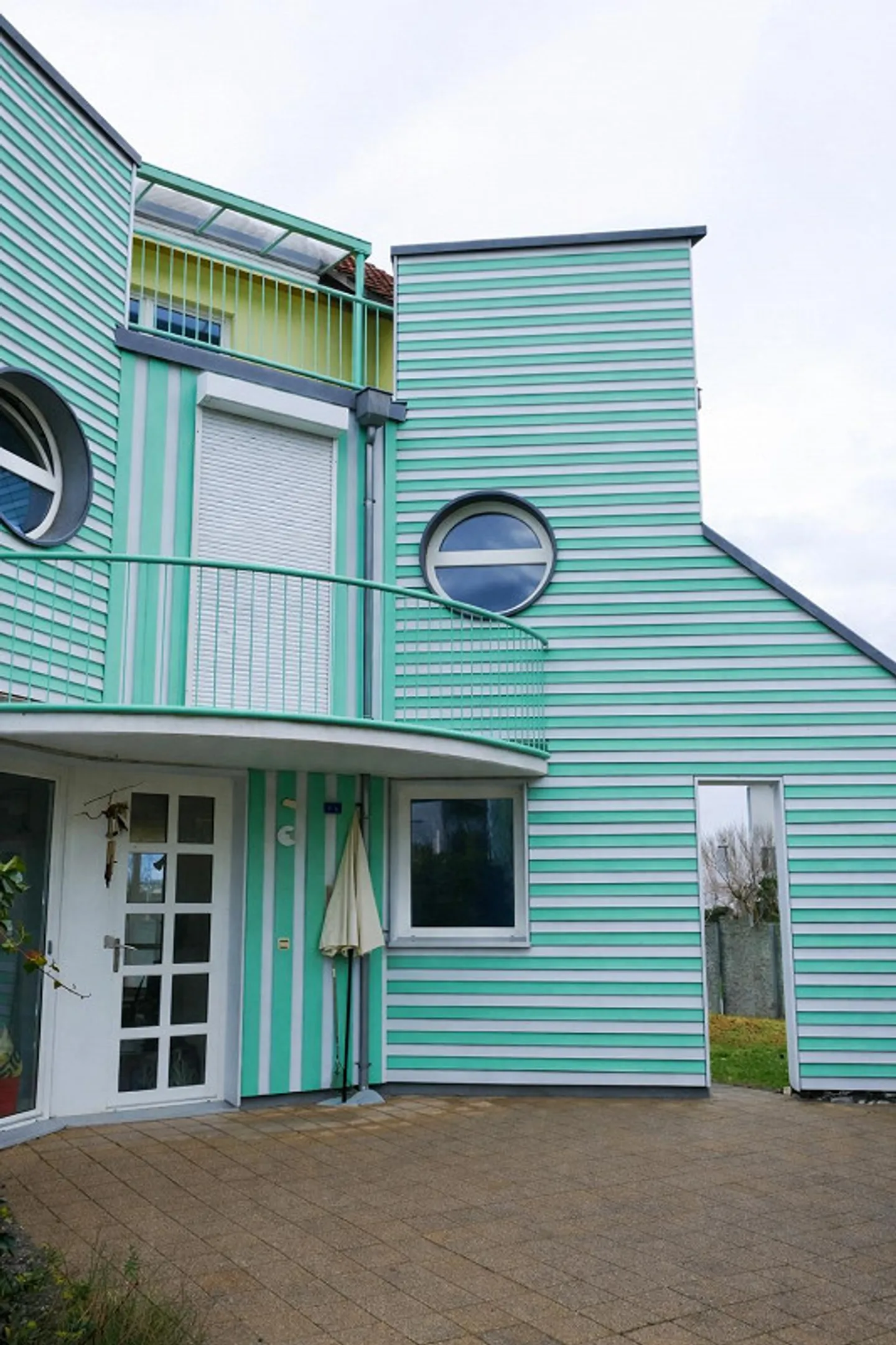 Maison de ville d'angle, 5.5 pièces et salle de loisirs avec grand jardin et place de parking incluse - Photo 22 sur 23