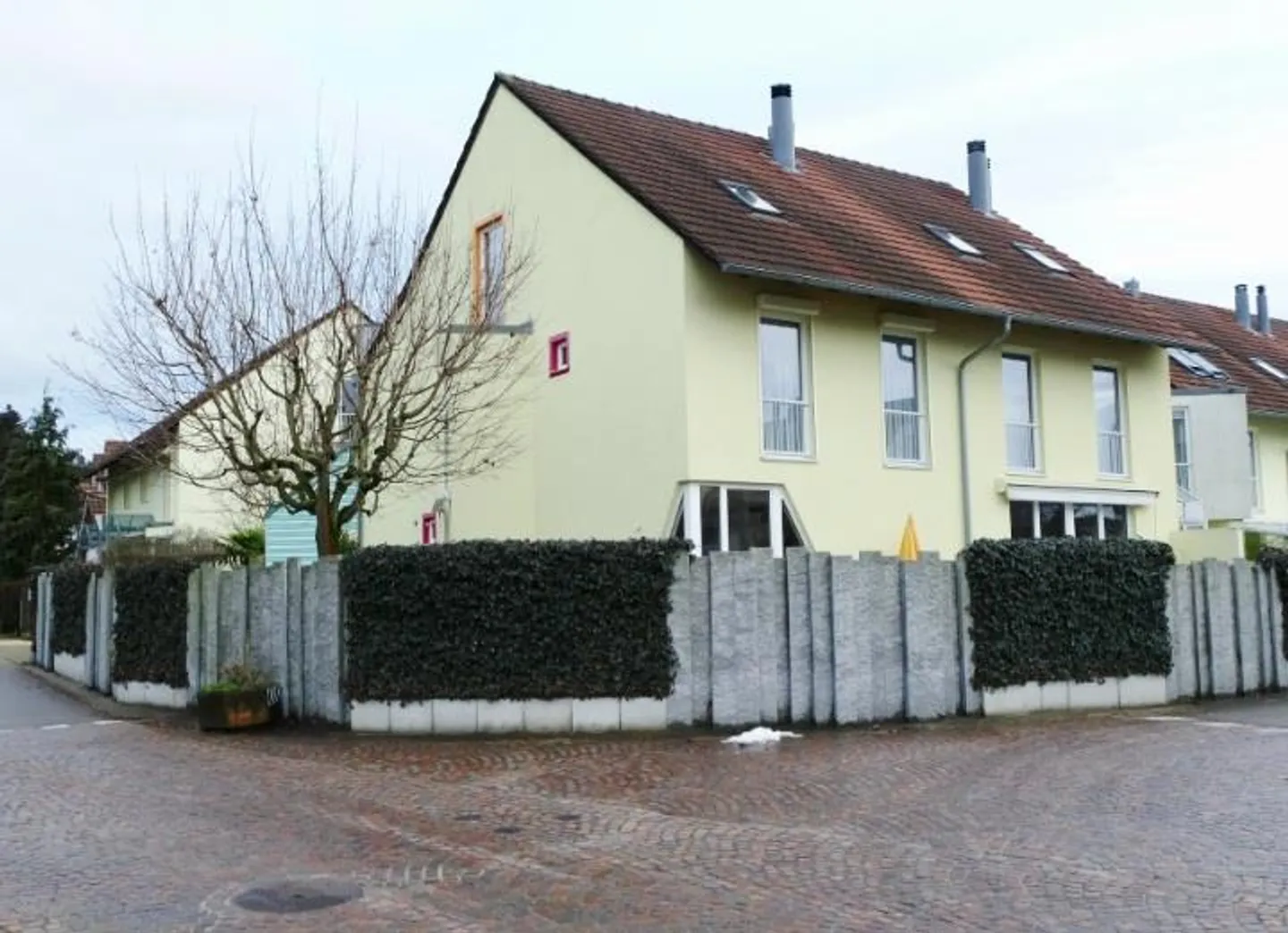 Maison de ville d'angle, 5.5 pièces et salle de loisirs avec grand jardin et place de parking incluse - Photo 23 sur 23
