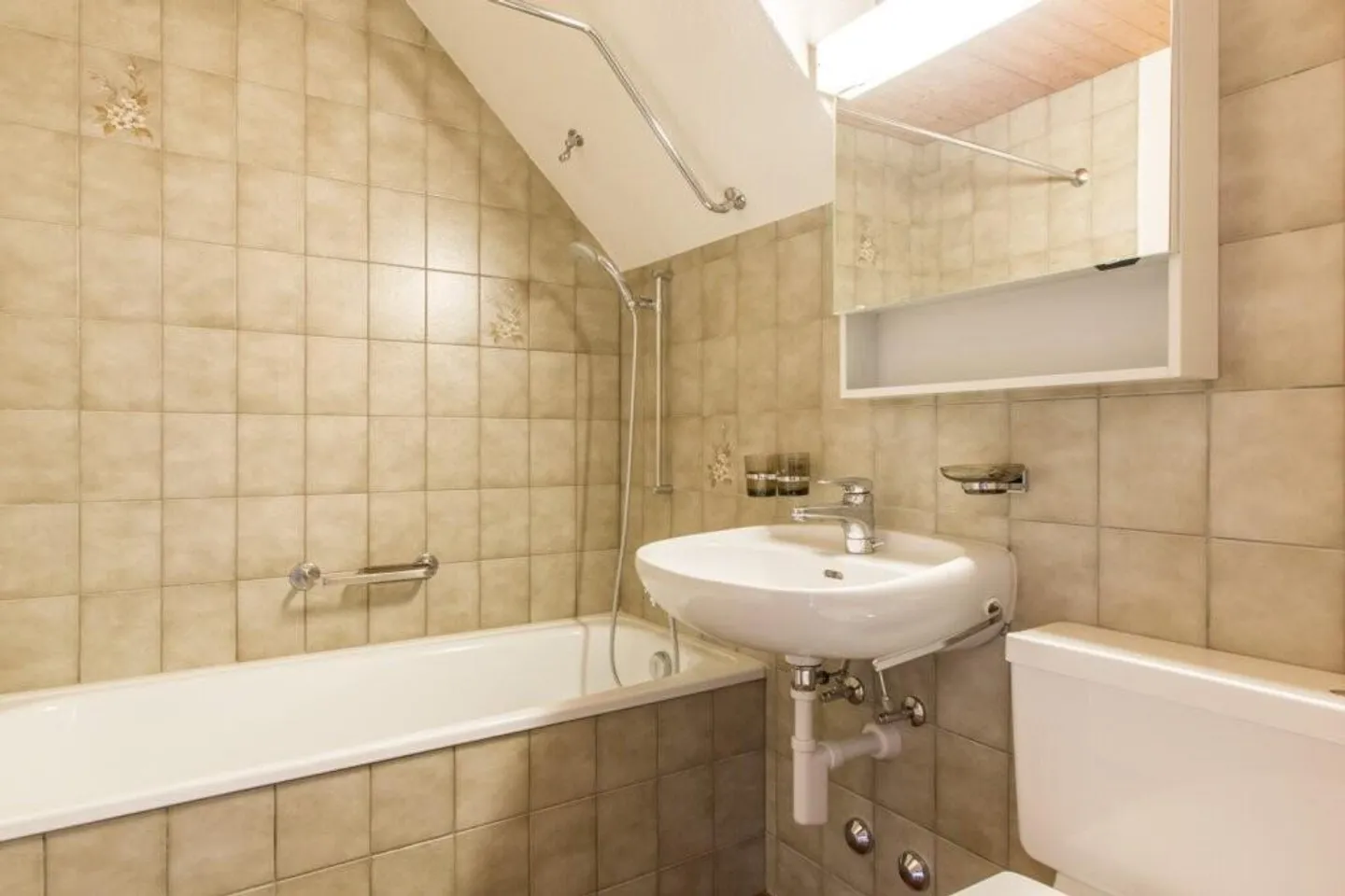 Appartamento duplex di 2,5 locali con vista sul lago - limitato fino al 30.09.2027 - Foto 6 di 8