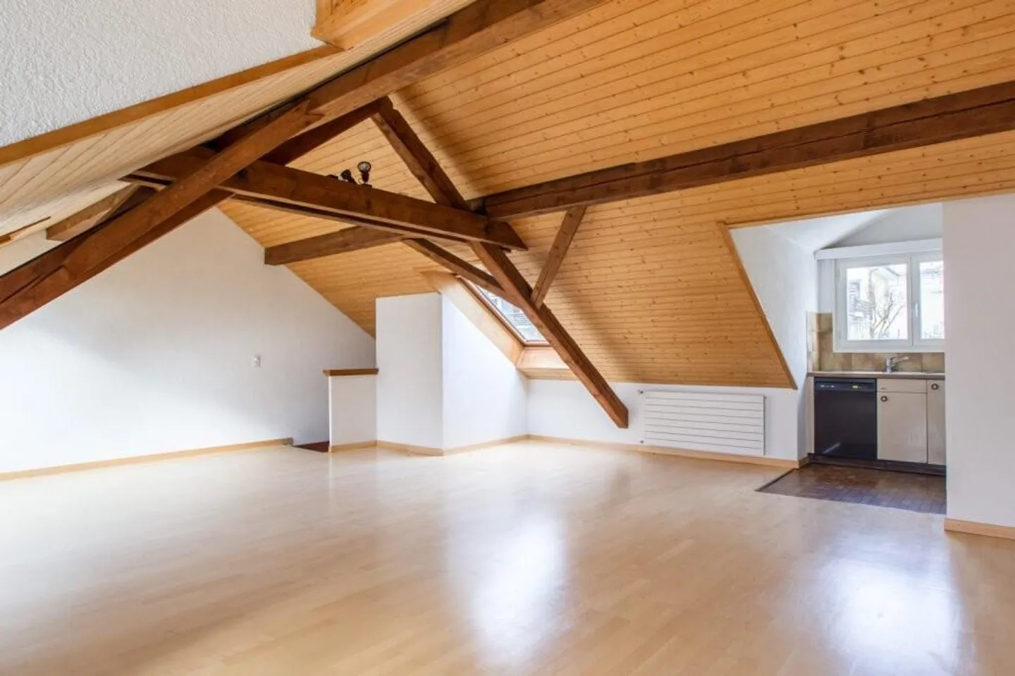 Appartamento duplex di 2,5 locali con vista sul lago - limitato fino al 30.09.2027 - Foto 4 di 8