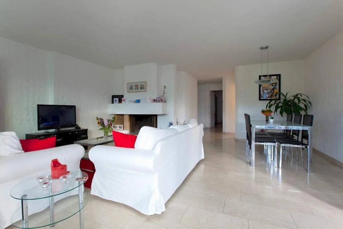 Appartamento luminoso con camino e balcone soleggiato - Foto 2 di 6