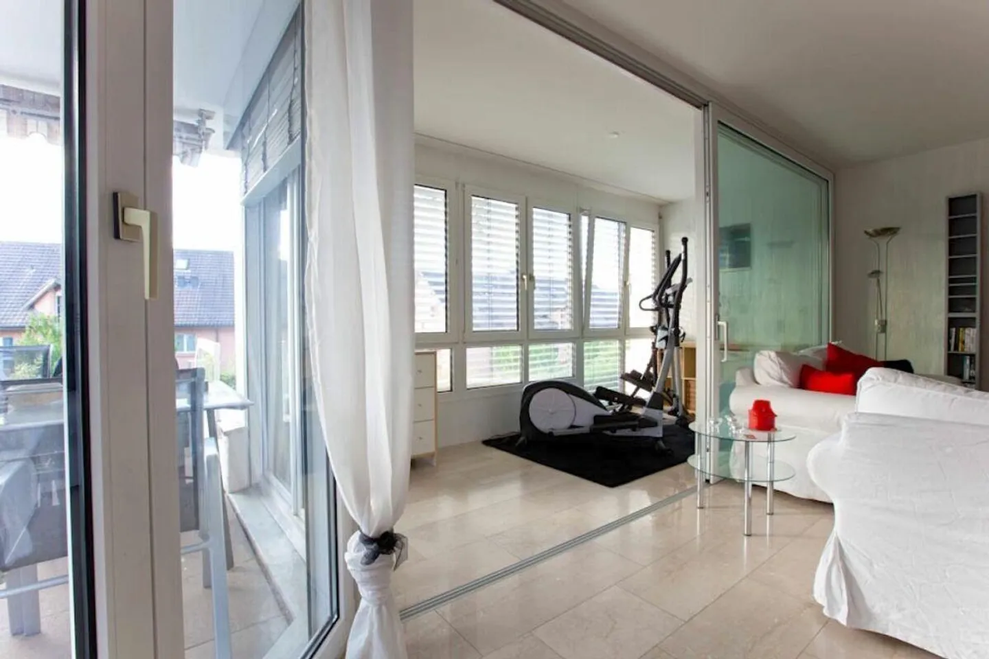 Appartamento luminoso con camino e balcone soleggiato - Foto 3 di 6