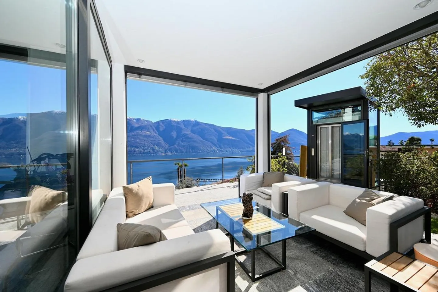 VILLA AVEC VUE SUR LE LAC. STYLE MINIMALISTE. LUXE MAXIMAL - Photo 2 sur 16