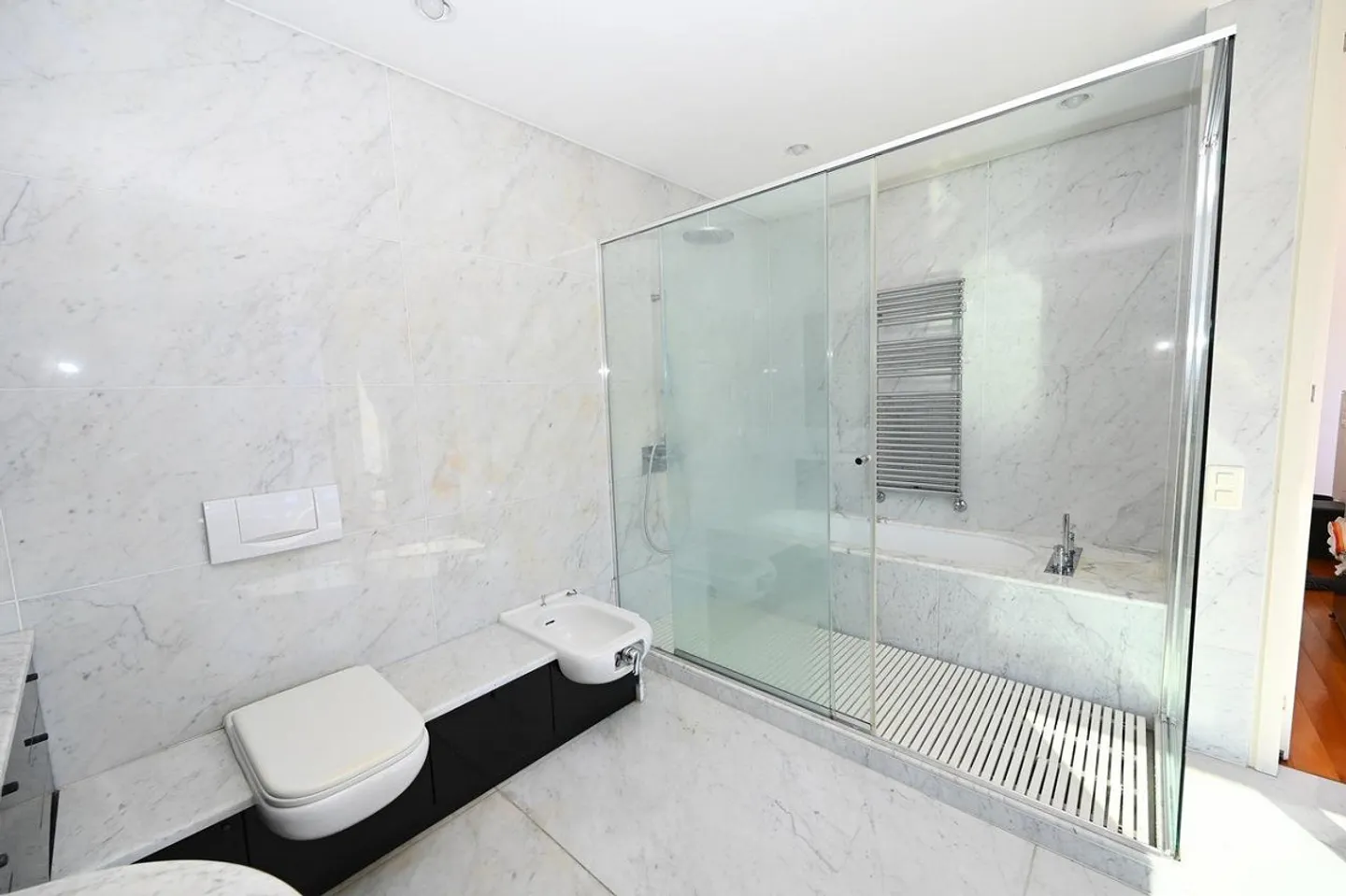 VILLA AVEC VUE SUR LE LAC. STYLE MINIMALISTE. LUXE MAXIMAL - Photo 12 sur 16